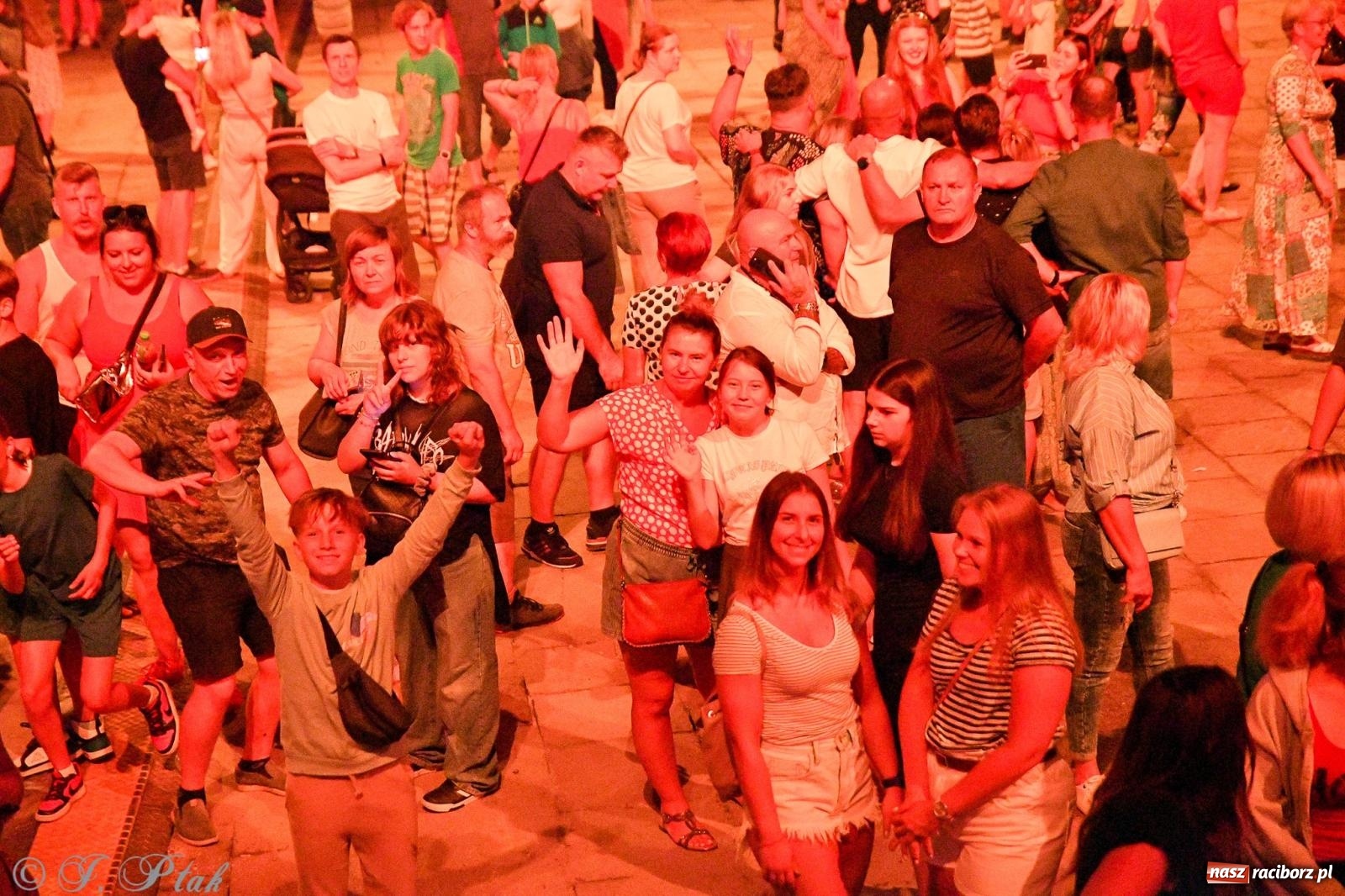 Zdjęcie w galerii na portalu naszraciborz.pl: Wielkie show Telewizji Polskiej w Raciborzu. Te gwiazdy rozgrzały publiczność wiadomości z regionu