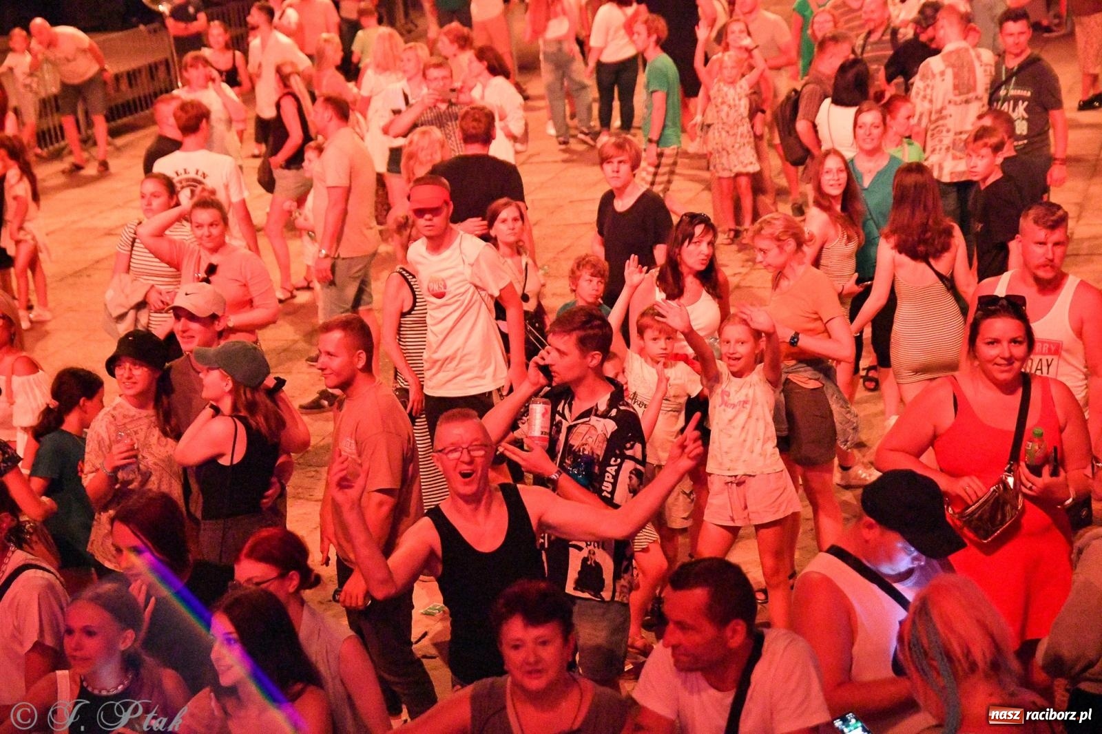 Zdjęcie w galerii na portalu naszraciborz.pl: Wielkie show Telewizji Polskiej w Raciborzu. Te gwiazdy rozgrzały publiczność wiadomości z regionu