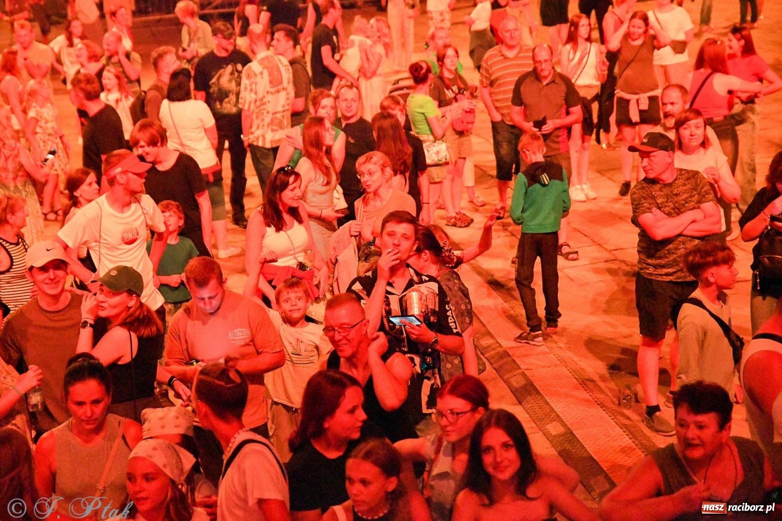 Zdjęcie w galerii na portalu naszraciborz.pl: Wielkie show Telewizji Polskiej w Raciborzu. Te gwiazdy rozgrzały publiczność wiadomości z regionu