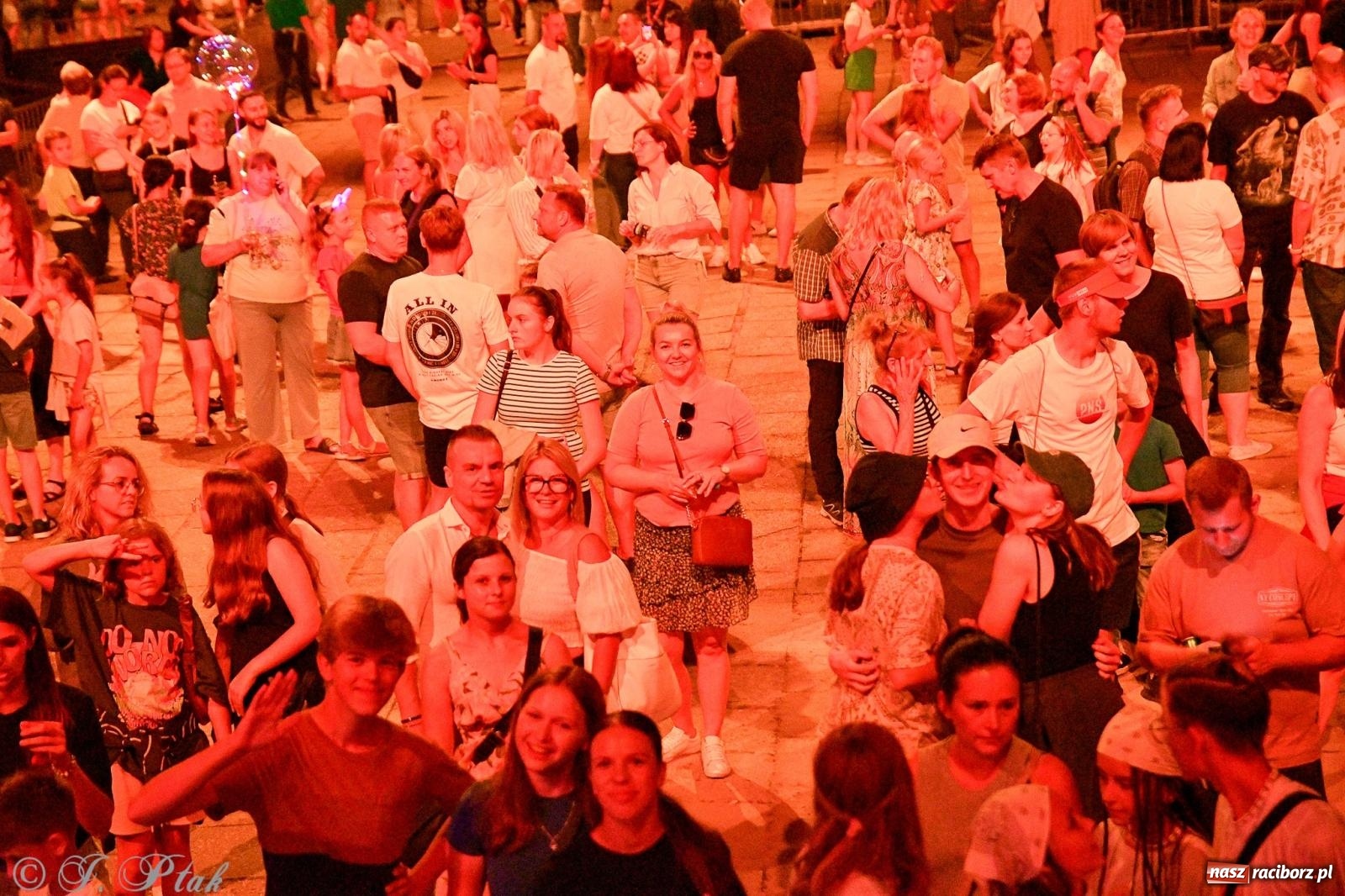 Zdjęcie w galerii na portalu naszraciborz.pl: Wielkie show Telewizji Polskiej w Raciborzu. Te gwiazdy rozgrzały publiczność wiadomości z regionu