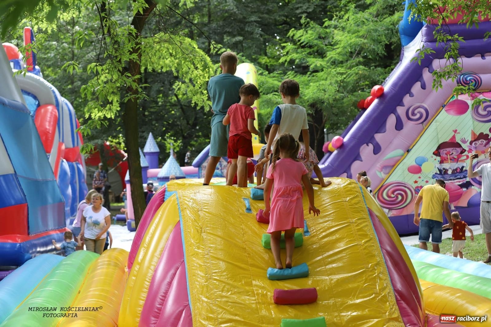 Zdjęcie w galerii na portalu naszraciborz.pl: Piknik Rodzinny Lato z Radiem w Parku im. Miasta Roth [FOTO] wiadomości z regionu