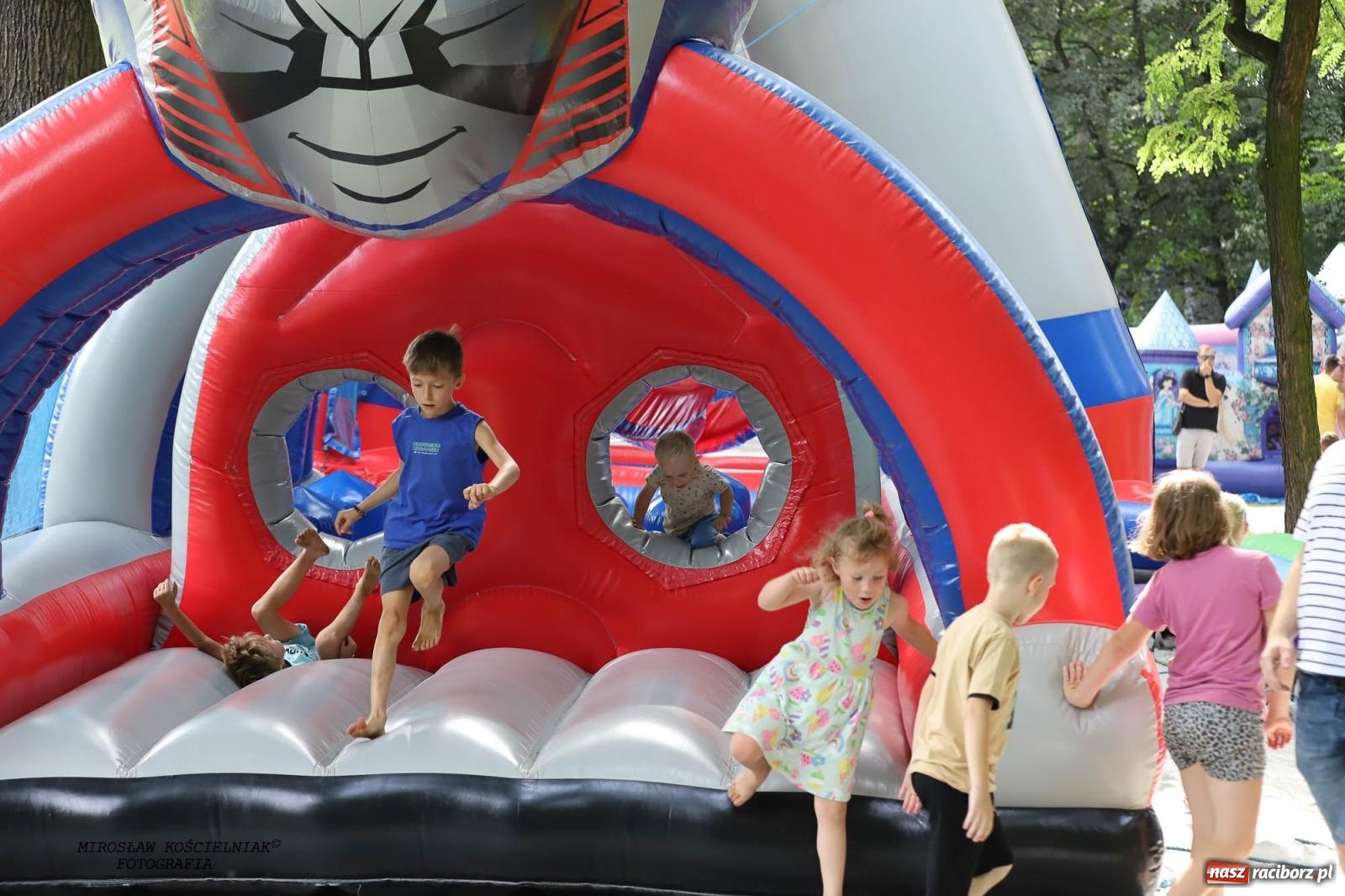Zdjęcie w galerii na portalu naszraciborz.pl: Piknik Rodzinny Lato z Radiem w Parku im. Miasta Roth [FOTO] wiadomości z regionu