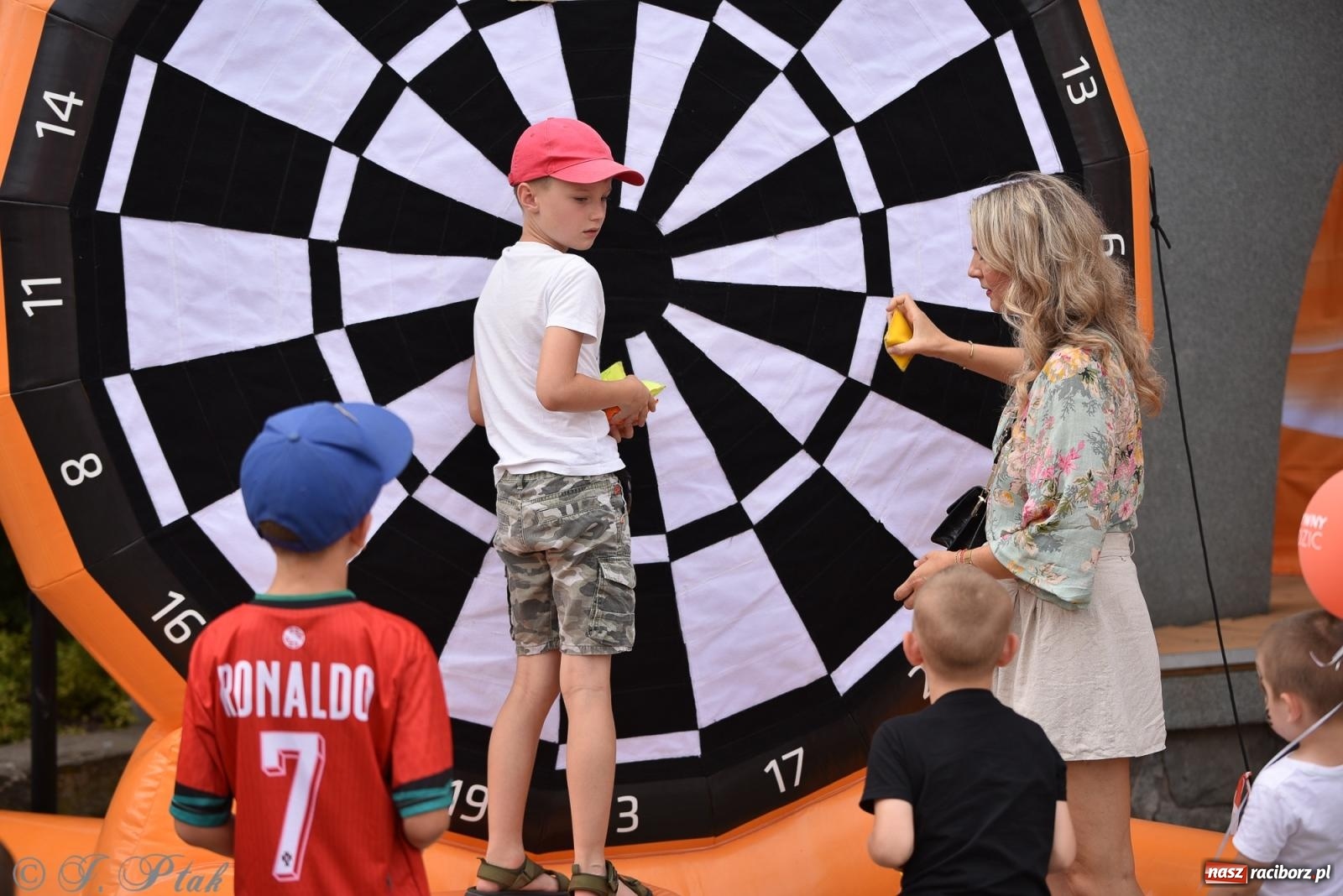 Zdjęcie w galerii na portalu naszraciborz.pl: Piknik Rodzinny Lato z Radiem w Parku im. Miasta Roth [FOTO] wiadomości z regionu