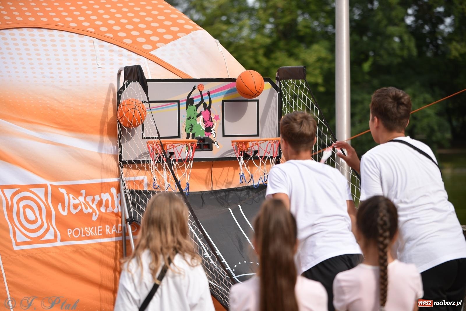 Zdjęcie w galerii na portalu naszraciborz.pl: Piknik Rodzinny Lato z Radiem w Parku im. Miasta Roth [FOTO] wiadomości z regionu