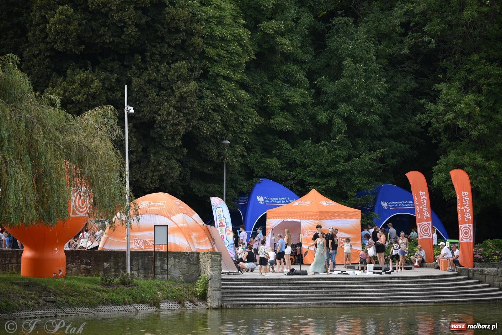 Zdjęcie w galerii na portalu naszraciborz.pl: Piknik Rodzinny Lato z Radiem w Parku im. Miasta Roth [FOTO] wiadomości z regionu