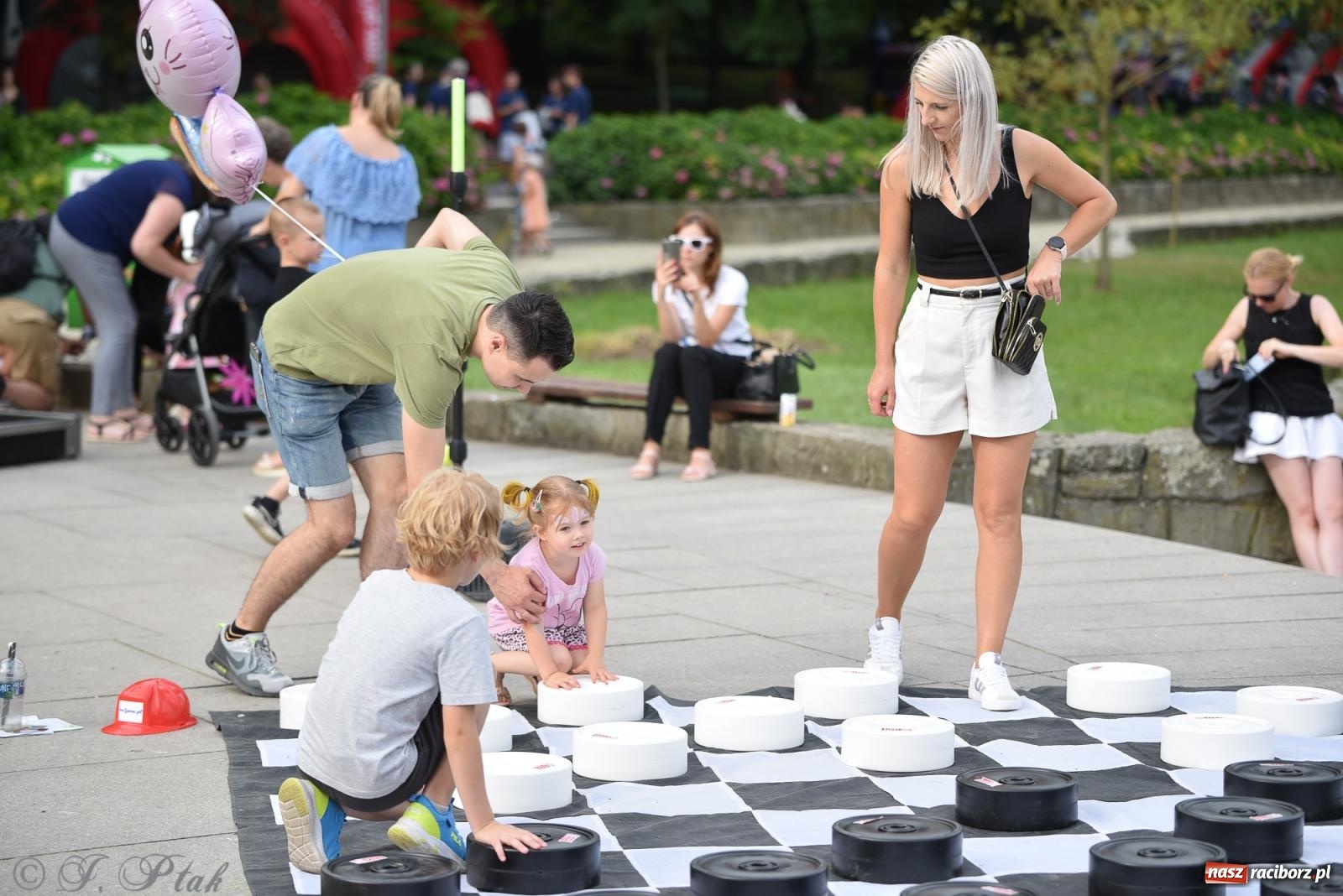 Zdjęcie w galerii na portalu naszraciborz.pl: Piknik Rodzinny Lato z Radiem w Parku im. Miasta Roth [FOTO] wiadomości z regionu