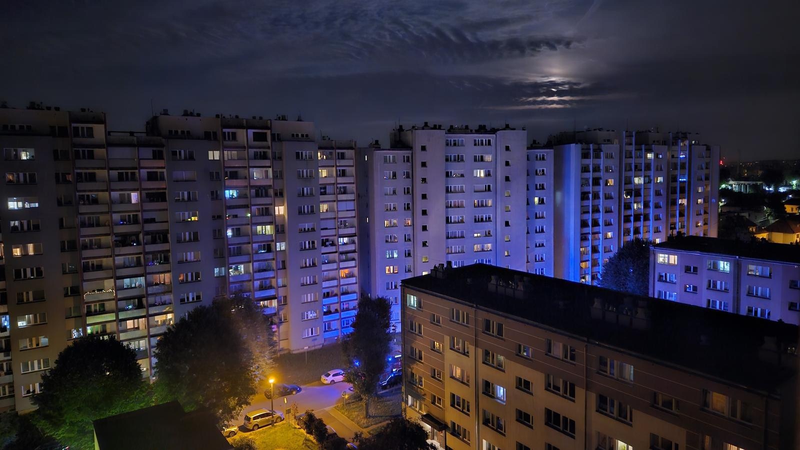 Zdjęcie w galerii na portalu naszraciborz.pl: Strażacka akcja na Pomnikowej. Mężczyzna uwięziony w windzie wiadomości z regionu