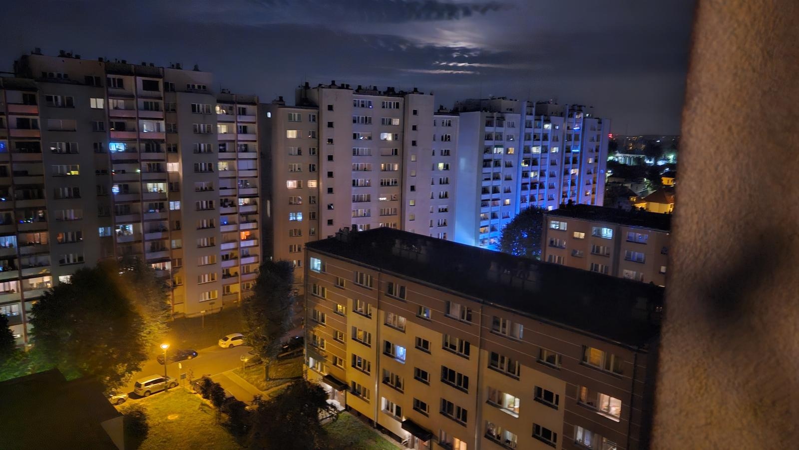 Zdjęcie w galerii na portalu naszraciborz.pl: Strażacka akcja na Pomnikowej. Mężczyzna uwięziony w windzie wiadomości z regionu