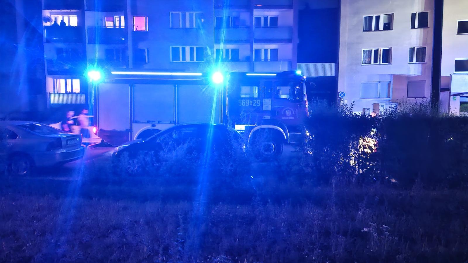 Zdjęcie w galerii na portalu naszraciborz.pl: Strażacka akcja na Pomnikowej. Mężczyzna uwięziony w windzie wiadomości z regionu