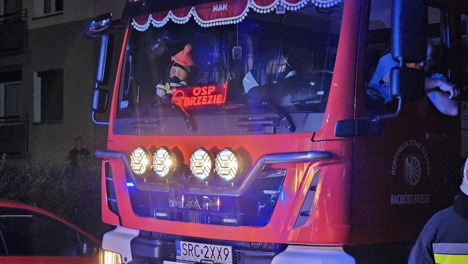 Zdjęcie w galerii na portalu naszraciborz.pl: Strażacka akcja na Pomnikowej. Mężczyzna uwięziony w windzie wiadomości z regionu