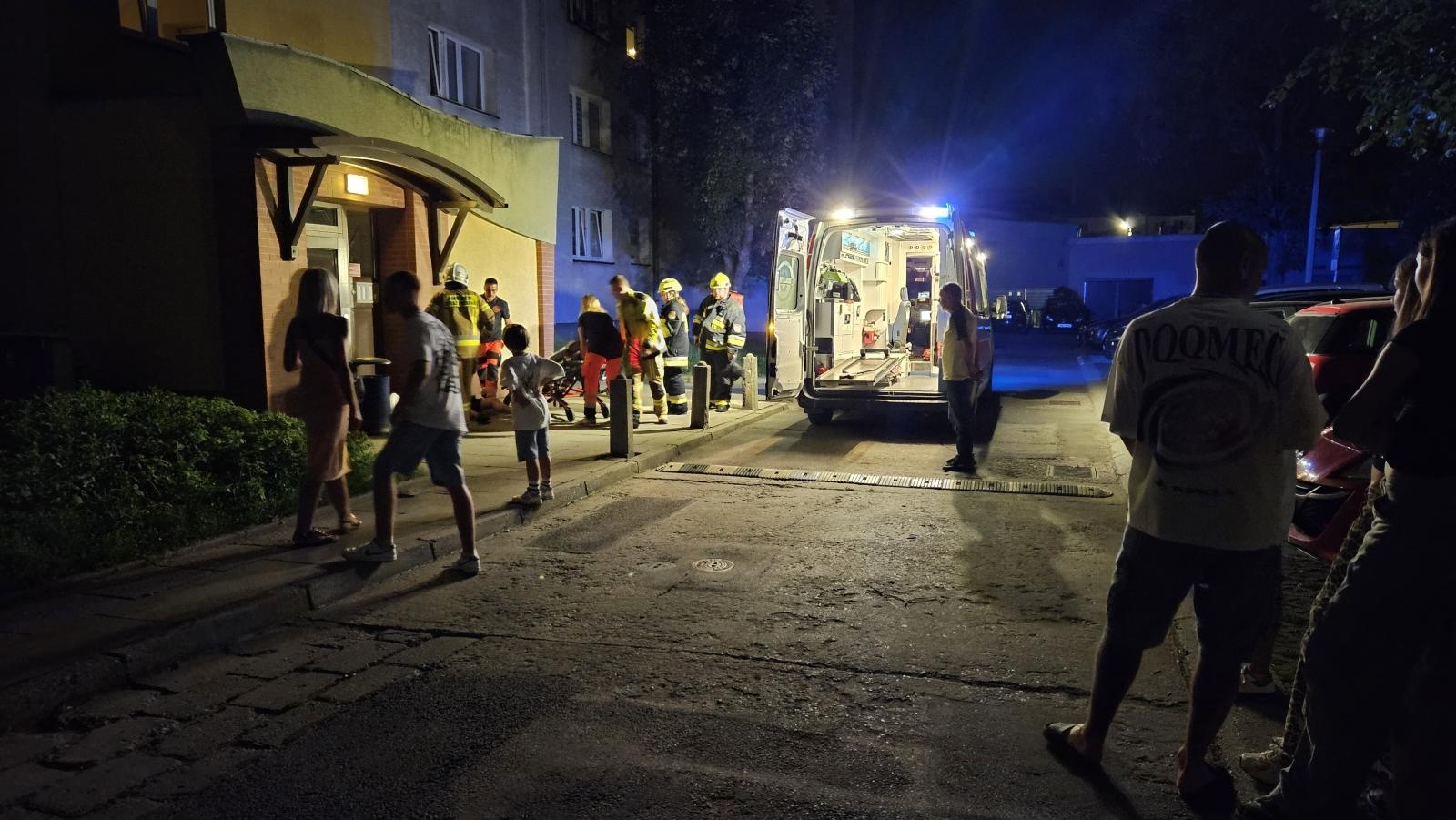 Zdjęcie w galerii na portalu naszraciborz.pl: Strażacka akcja na Pomnikowej. Mężczyzna uwięziony w windzie wiadomości z regionu