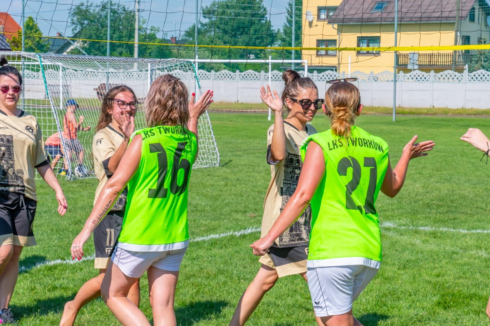 Zdjęcie w galerii na portalu naszraciborz.pl: Mamusie zagrały w siatkówkę o Puchar Sołtysa Tworkowa wiadomości z regionu