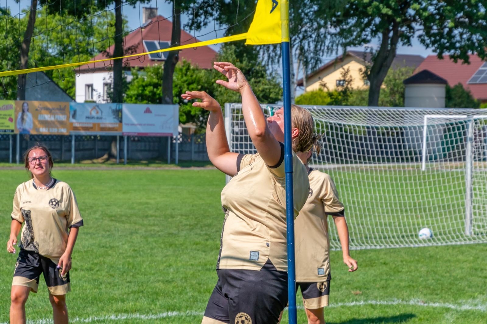 Zdjęcie w galerii na portalu naszraciborz.pl: Mamusie zagrały w siatkówkę o Puchar Sołtysa Tworkowa wiadomości z regionu