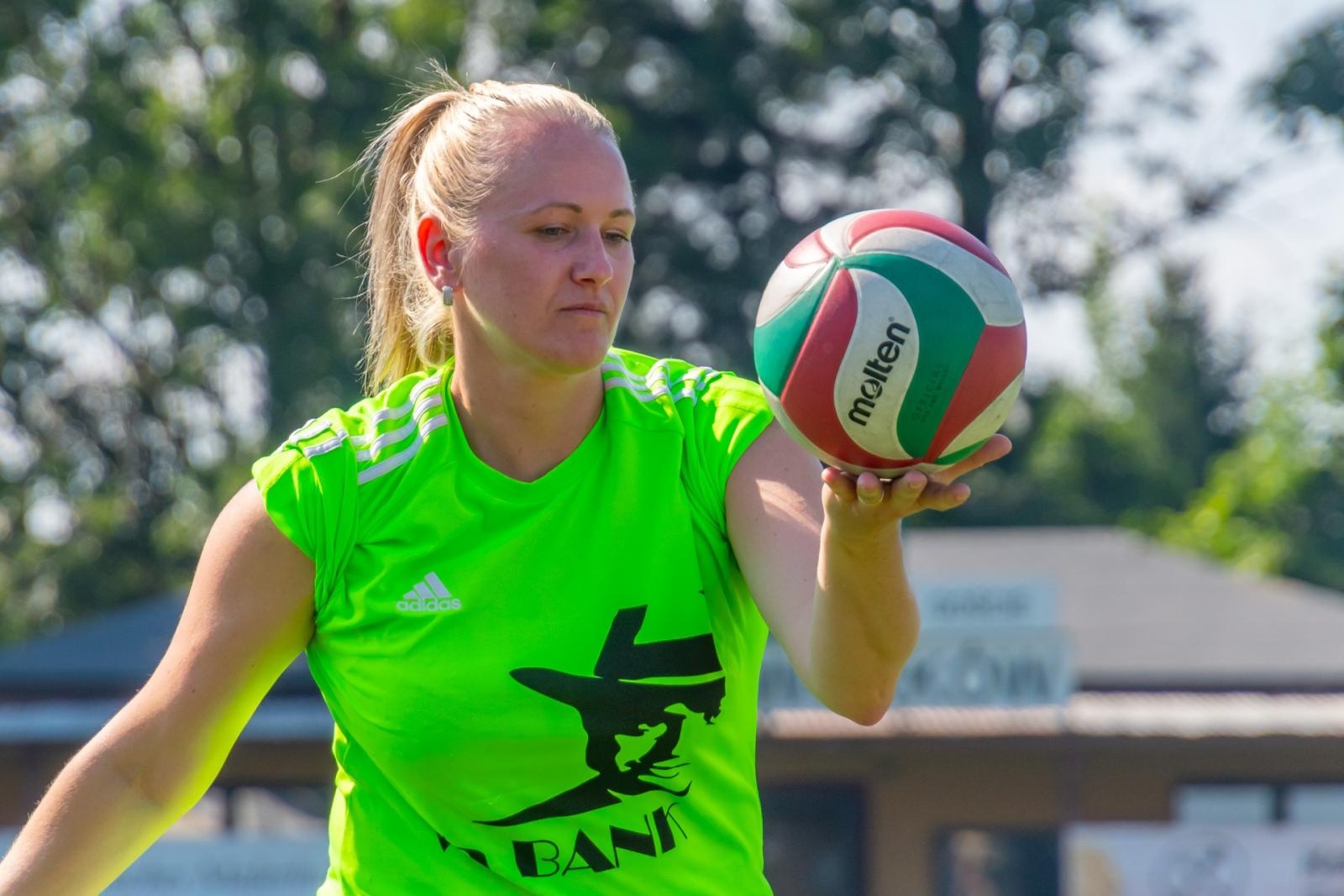 Zdjęcie w galerii na portalu naszraciborz.pl: Mamusie zagrały w siatkówkę o Puchar Sołtysa Tworkowa wiadomości z regionu