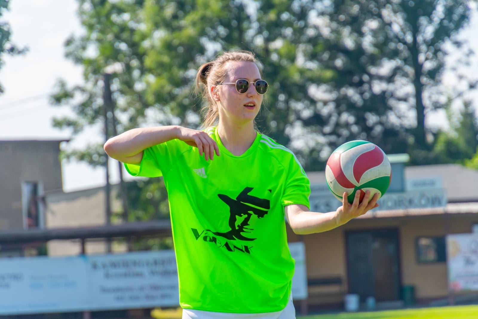 Zdjęcie w galerii na portalu naszraciborz.pl: Mamusie zagrały w siatkówkę o Puchar Sołtysa Tworkowa wiadomości z regionu