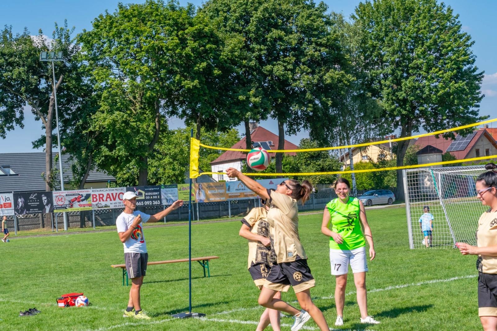 Zdjęcie w galerii na portalu naszraciborz.pl: Mamusie zagrały w siatkówkę o Puchar Sołtysa Tworkowa wiadomości z regionu