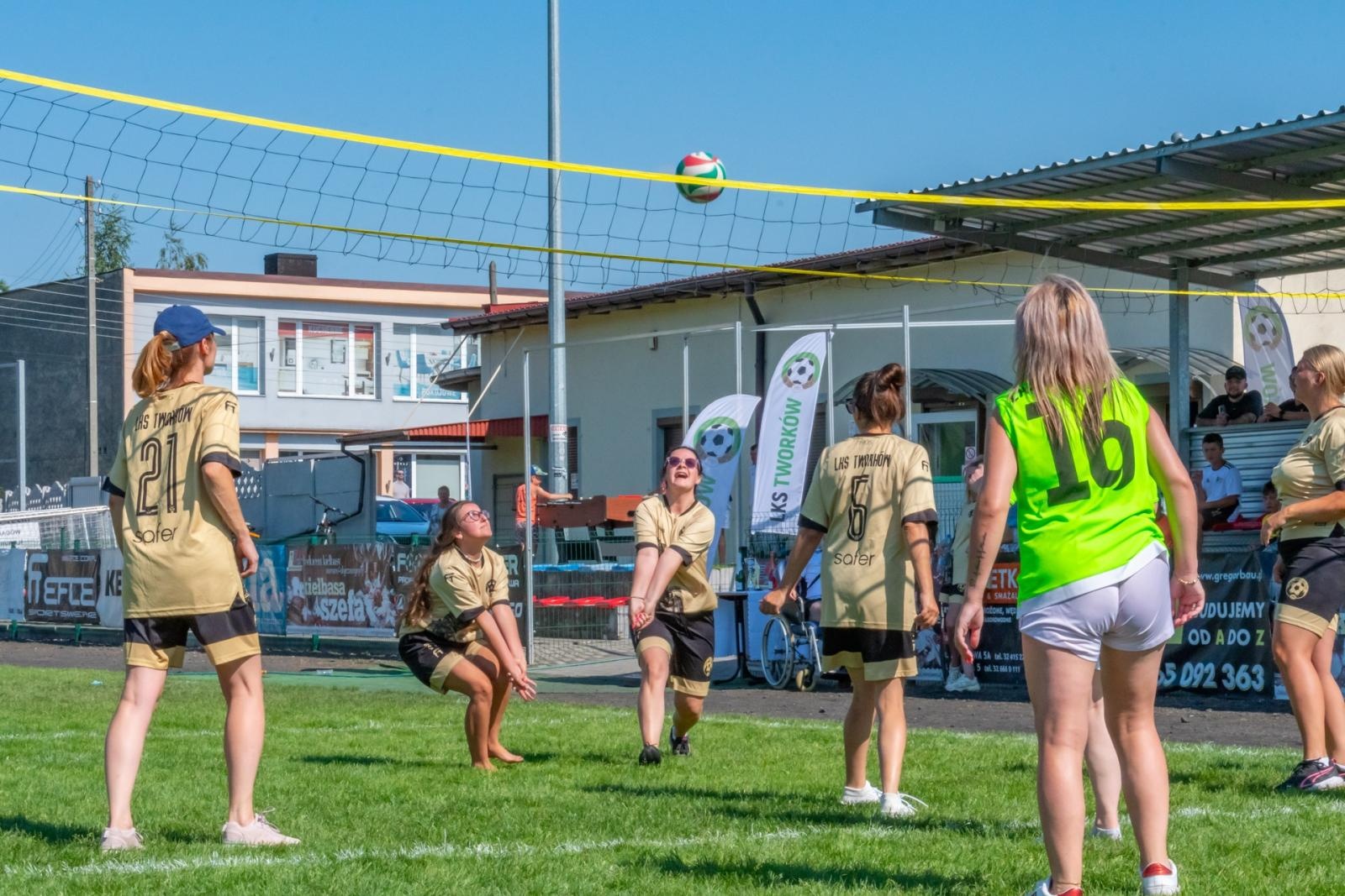 Zdjęcie w galerii na portalu naszraciborz.pl: Mamusie zagrały w siatkówkę o Puchar Sołtysa Tworkowa wiadomości z regionu