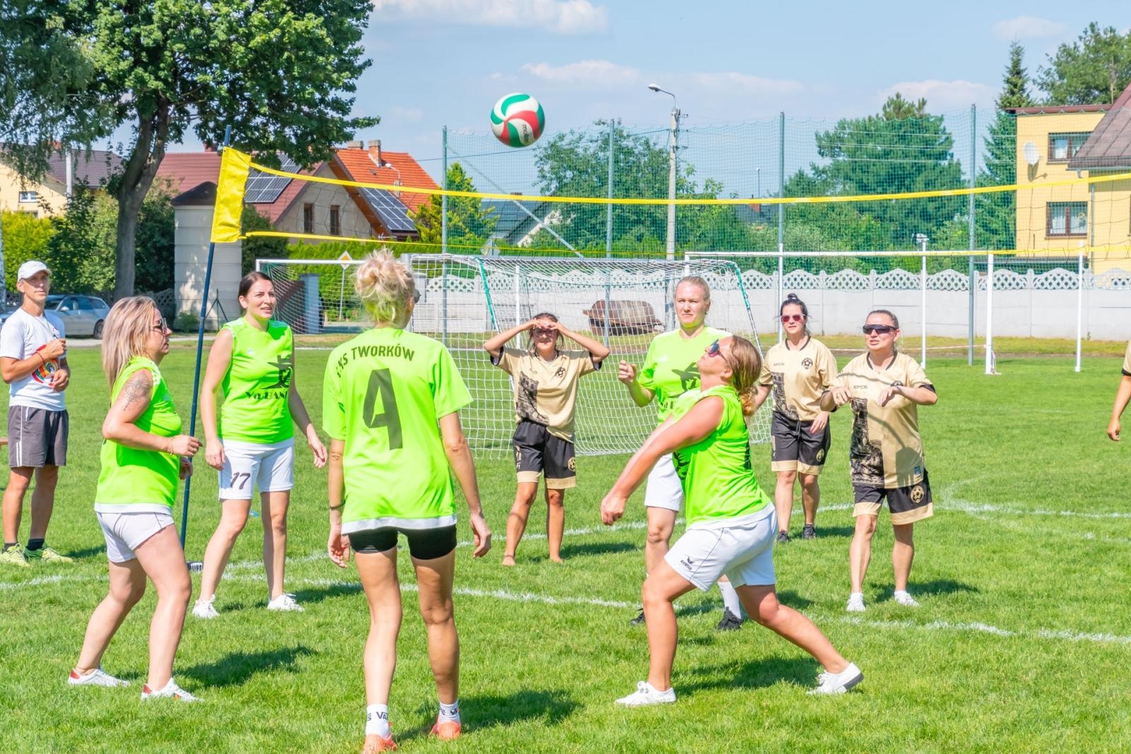 Zdjęcie w galerii na portalu naszraciborz.pl: Mamusie zagrały w siatkówkę o Puchar Sołtysa Tworkowa wiadomości z regionu