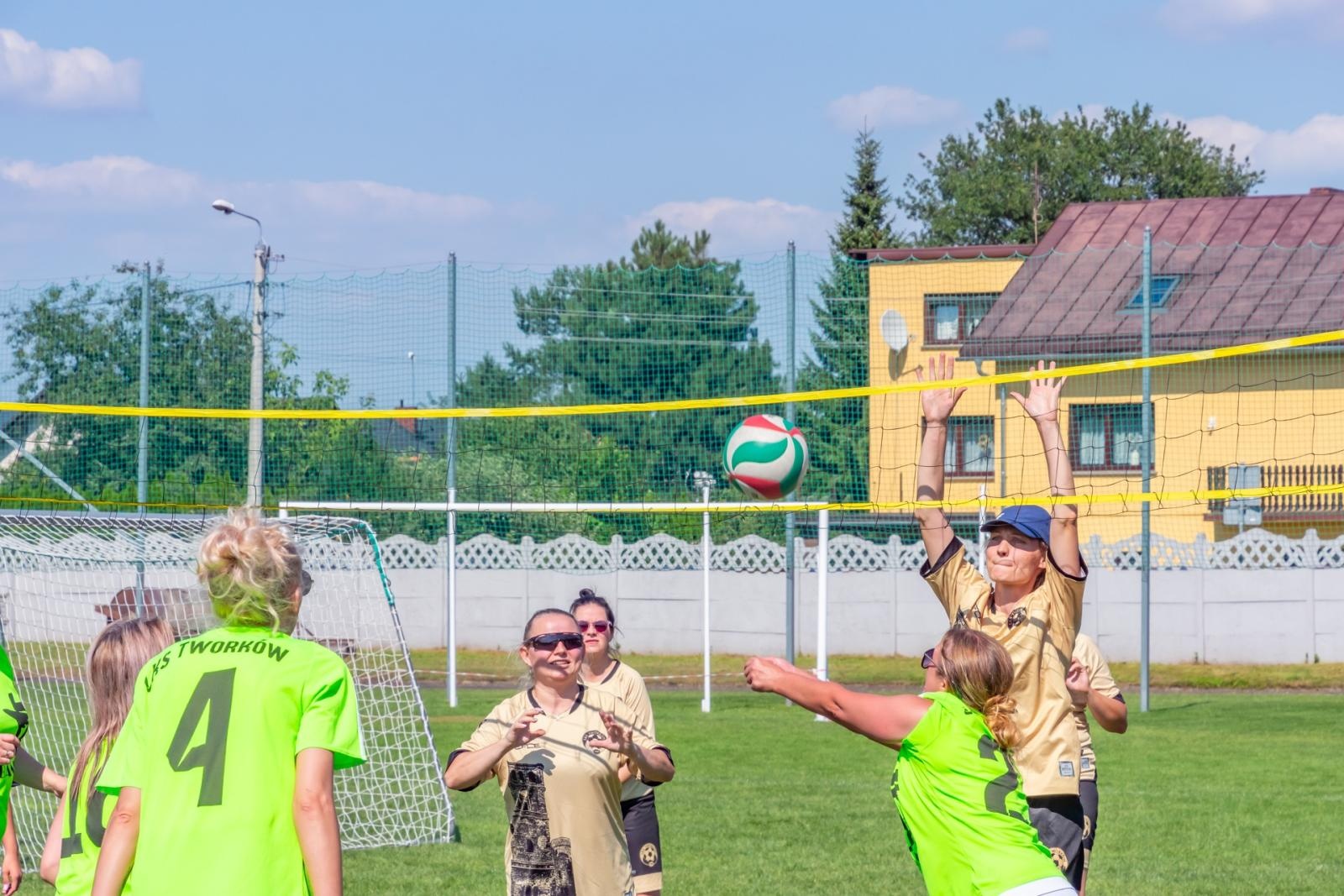 Zdjęcie w galerii na portalu naszraciborz.pl: Mamusie zagrały w siatkówkę o Puchar Sołtysa Tworkowa wiadomości z regionu