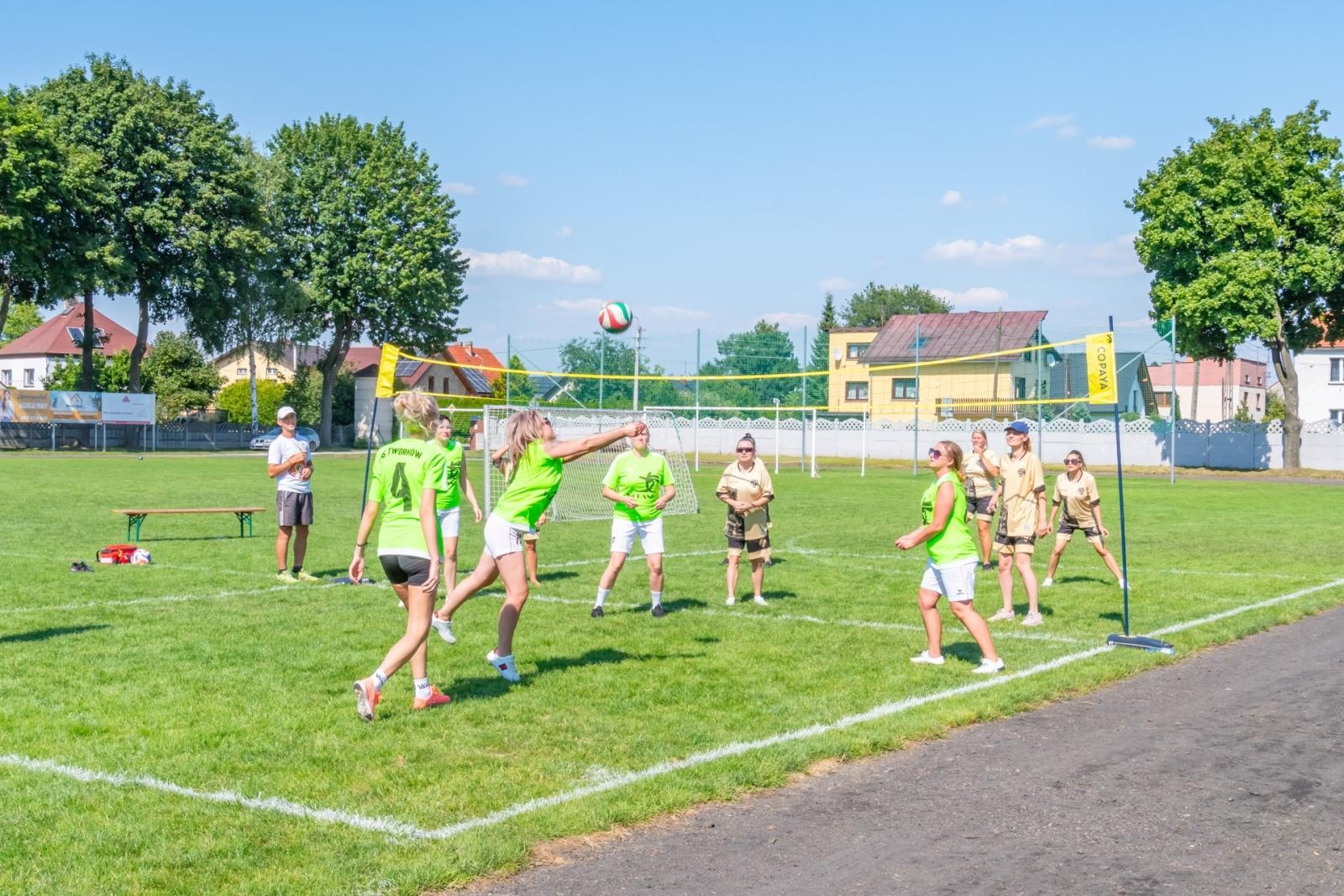 Zdjęcie w galerii na portalu naszraciborz.pl: Mamusie zagrały w siatkówkę o Puchar Sołtysa Tworkowa wiadomości z regionu