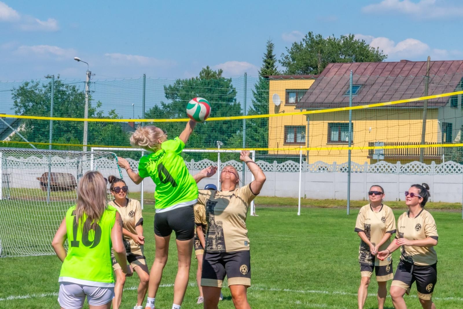 Zdjęcie w galerii na portalu naszraciborz.pl: Mamusie zagrały w siatkówkę o Puchar Sołtysa Tworkowa wiadomości z regionu