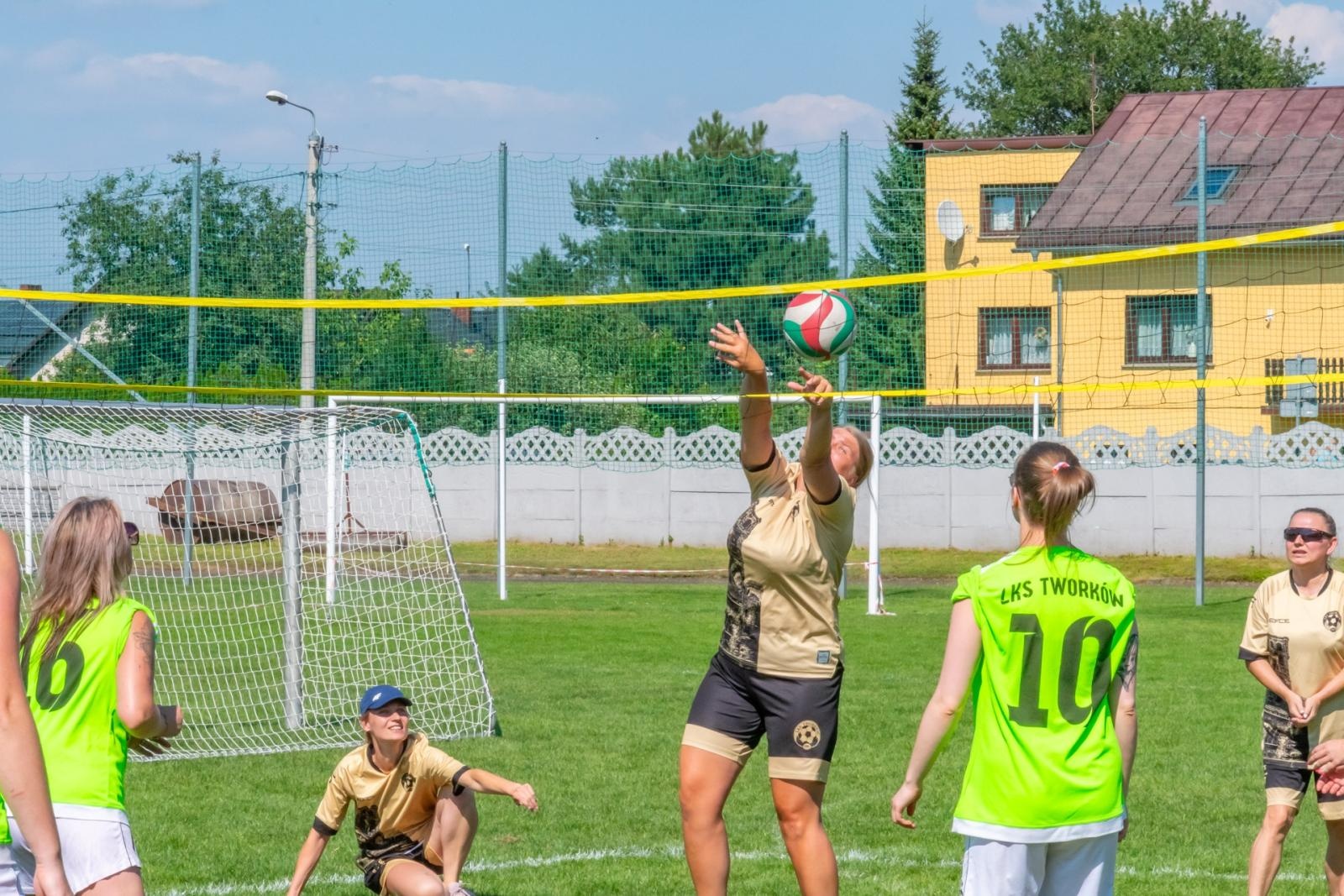 Zdjęcie w galerii na portalu naszraciborz.pl: Mamusie zagrały w siatkówkę o Puchar Sołtysa Tworkowa wiadomości z regionu