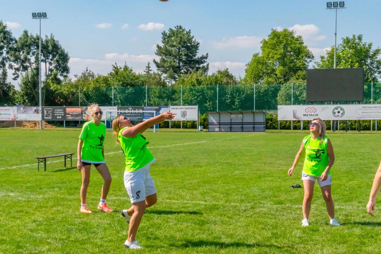 Zdjęcie w galerii na portalu naszraciborz.pl: Mamusie zagrały w siatkówkę o Puchar Sołtysa Tworkowa wiadomości z regionu