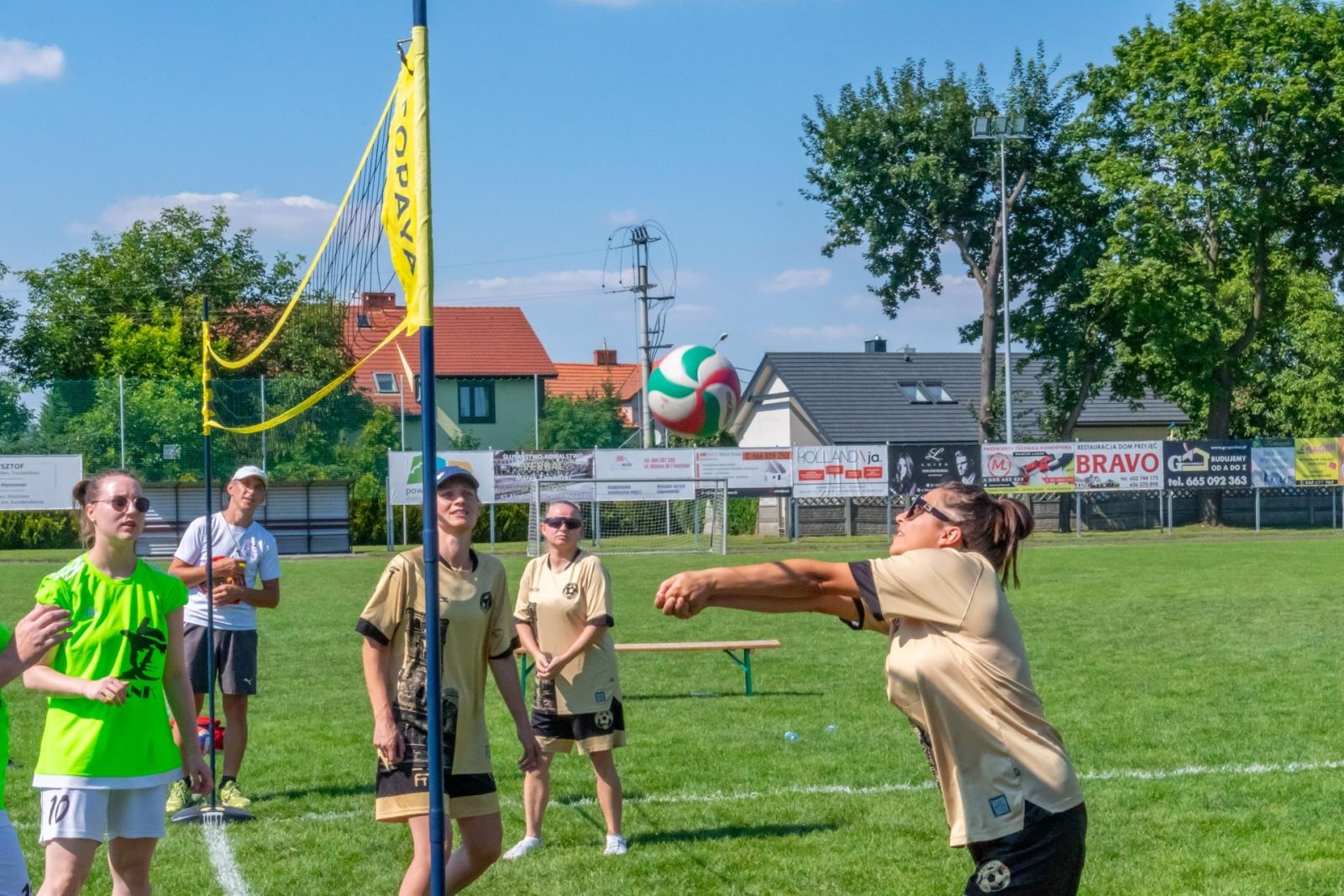 Zdjęcie w galerii na portalu naszraciborz.pl: Mamusie zagrały w siatkówkę o Puchar Sołtysa Tworkowa wiadomości z regionu