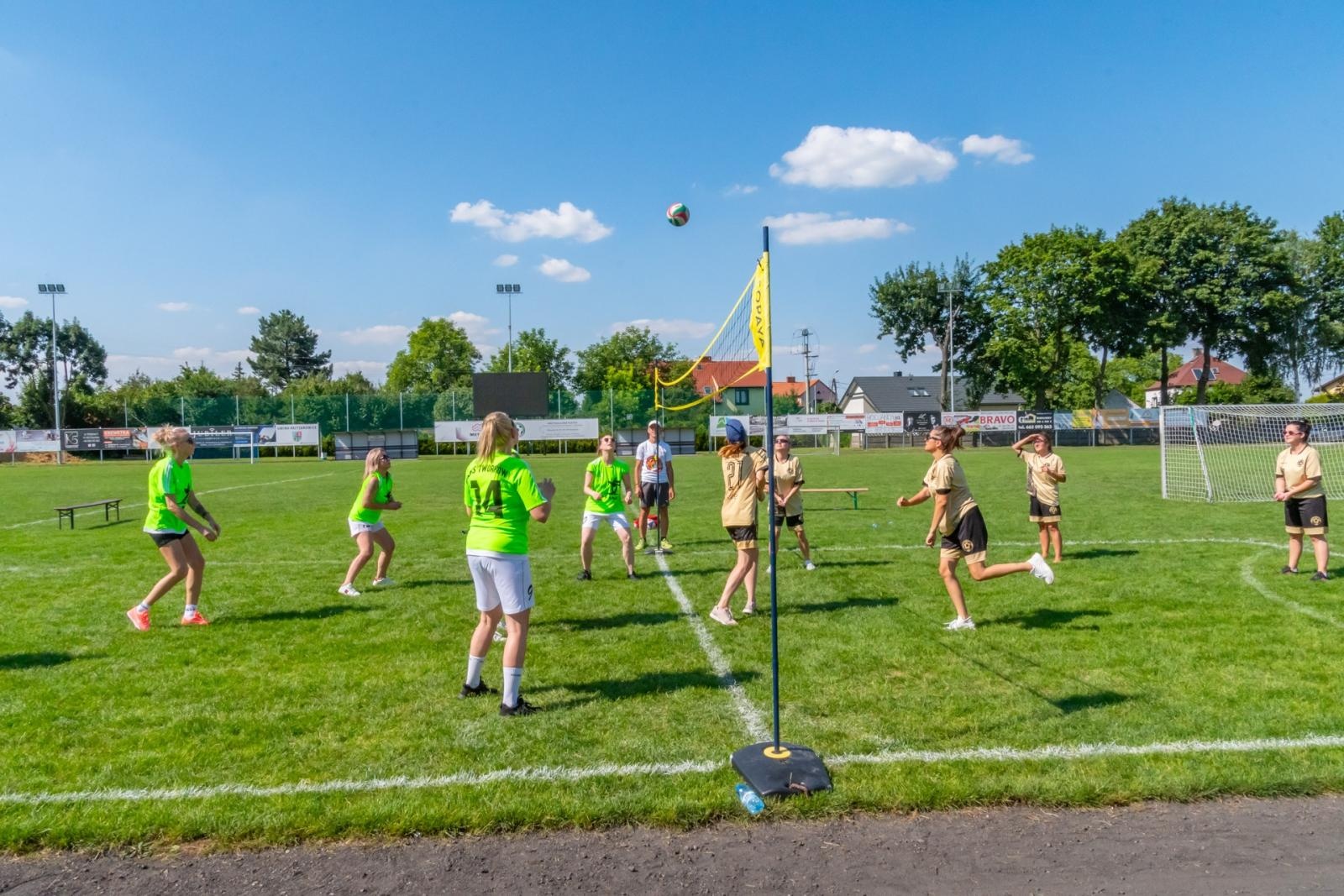 Zdjęcie w galerii na portalu naszraciborz.pl: Mamusie zagrały w siatkówkę o Puchar Sołtysa Tworkowa wiadomości z regionu