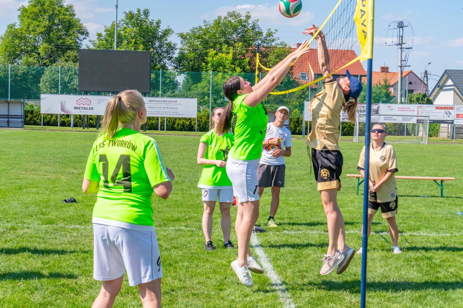 Zdjęcie w galerii na portalu naszraciborz.pl: Mamusie zagrały w siatkówkę o Puchar Sołtysa Tworkowa wiadomości z regionu