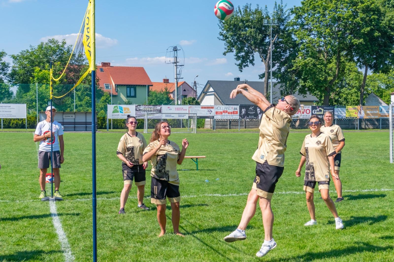 Zdjęcie w galerii na portalu naszraciborz.pl: Mamusie zagrały w siatkówkę o Puchar Sołtysa Tworkowa wiadomości z regionu
