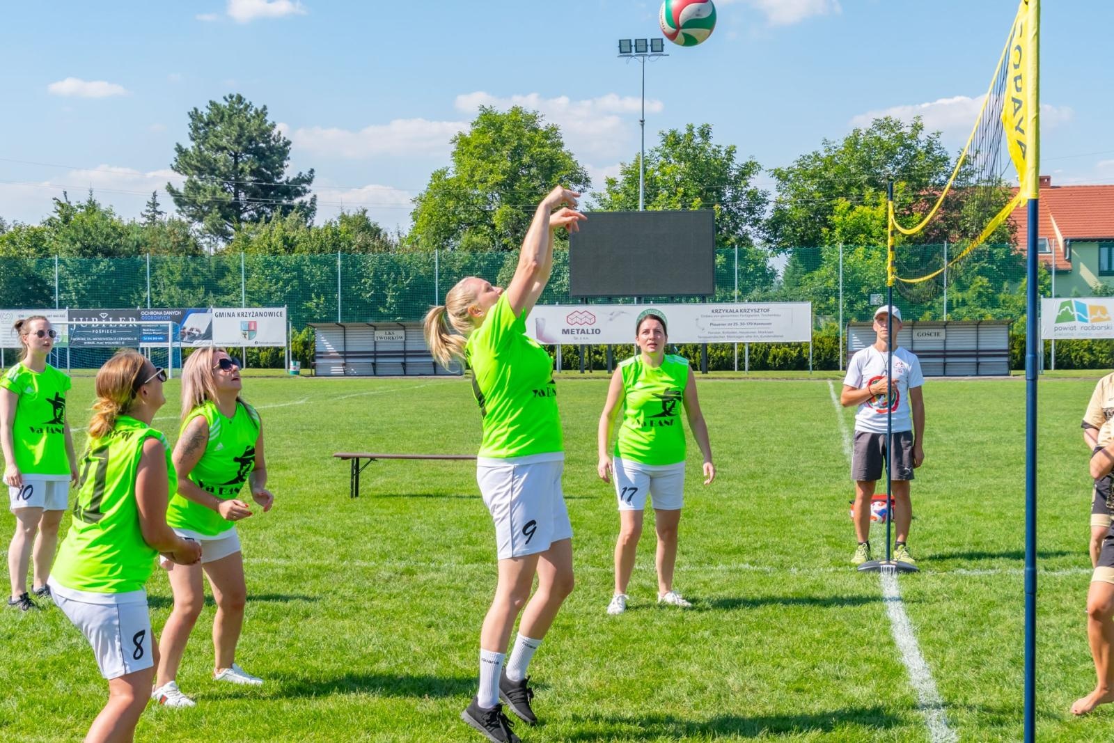 Zdjęcie w galerii na portalu naszraciborz.pl: Mamusie zagrały w siatkówkę o Puchar Sołtysa Tworkowa wiadomości z regionu