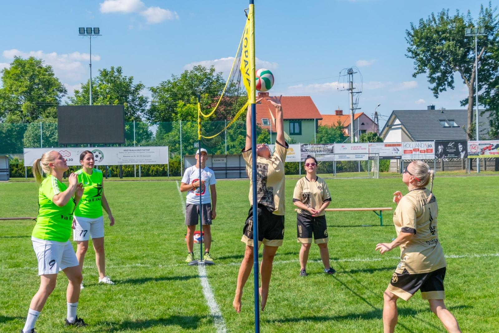 Zdjęcie w galerii na portalu naszraciborz.pl: Mamusie zagrały w siatkówkę o Puchar Sołtysa Tworkowa wiadomości z regionu
