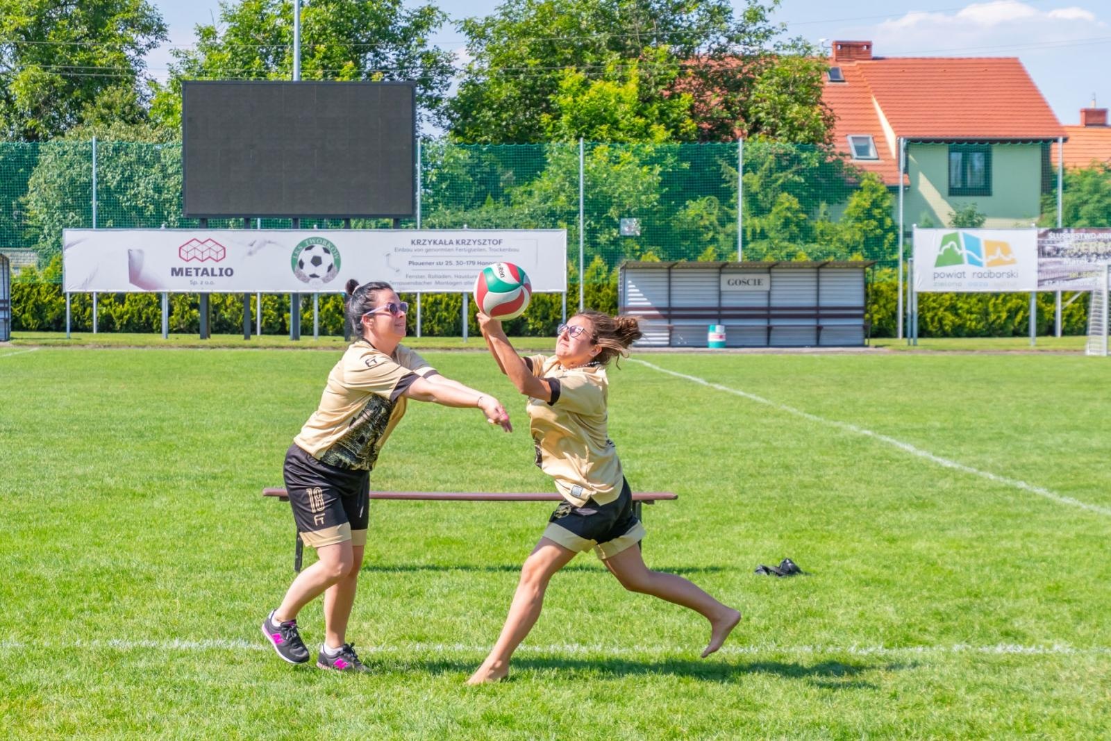 Zdjęcie w galerii na portalu naszraciborz.pl: Mamusie zagrały w siatkówkę o Puchar Sołtysa Tworkowa wiadomości z regionu