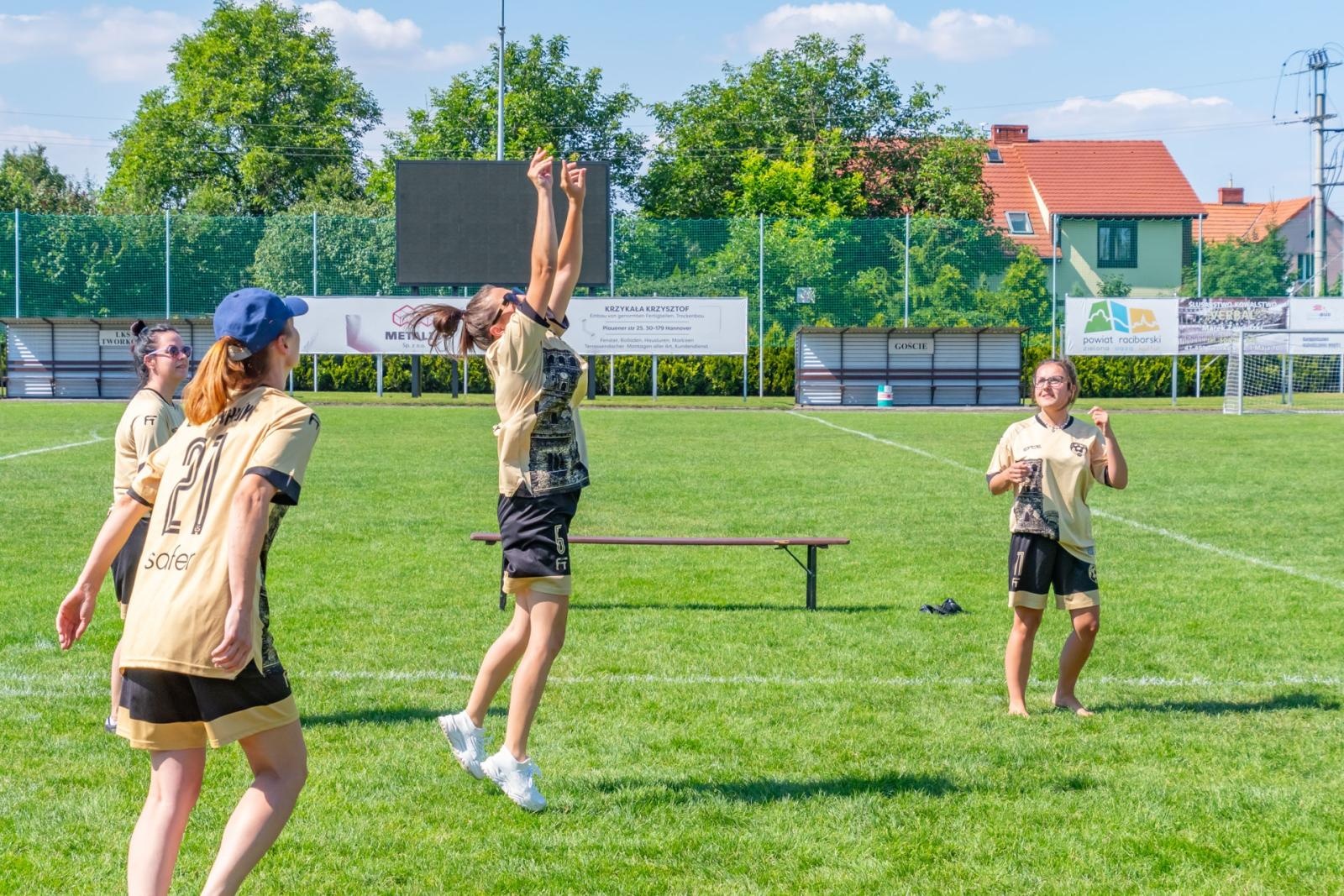 Zdjęcie w galerii na portalu naszraciborz.pl: Mamusie zagrały w siatkówkę o Puchar Sołtysa Tworkowa wiadomości z regionu