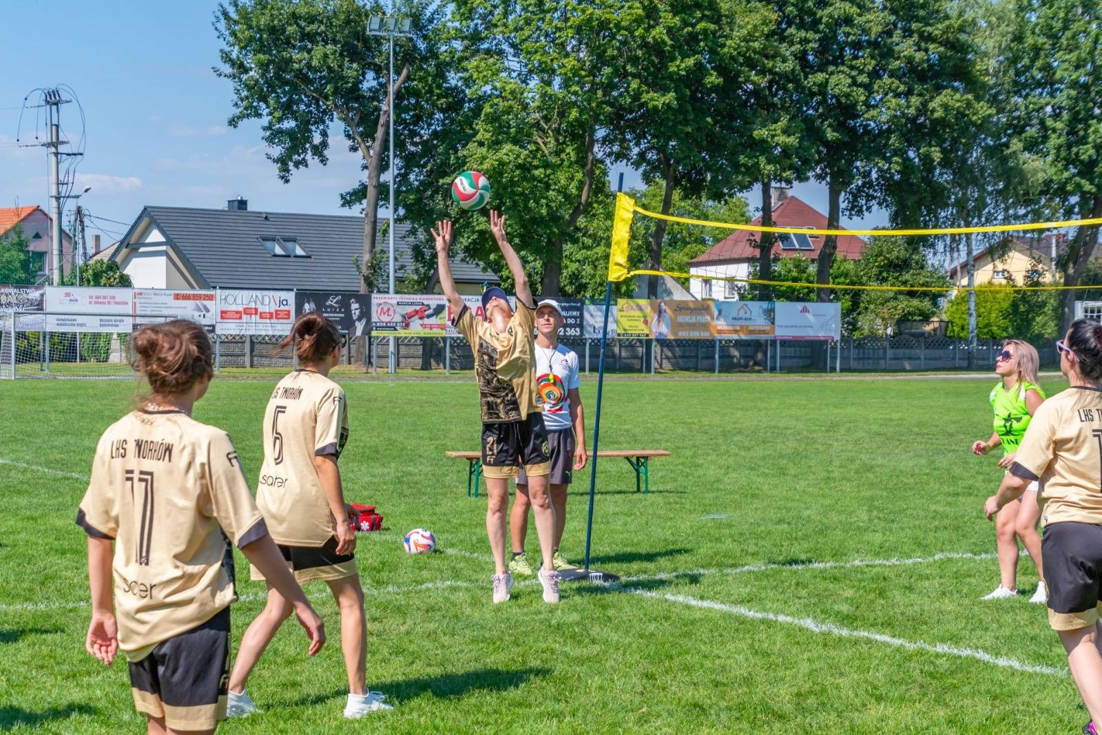 Zdjęcie w galerii na portalu naszraciborz.pl: Mamusie zagrały w siatkówkę o Puchar Sołtysa Tworkowa wiadomości z regionu