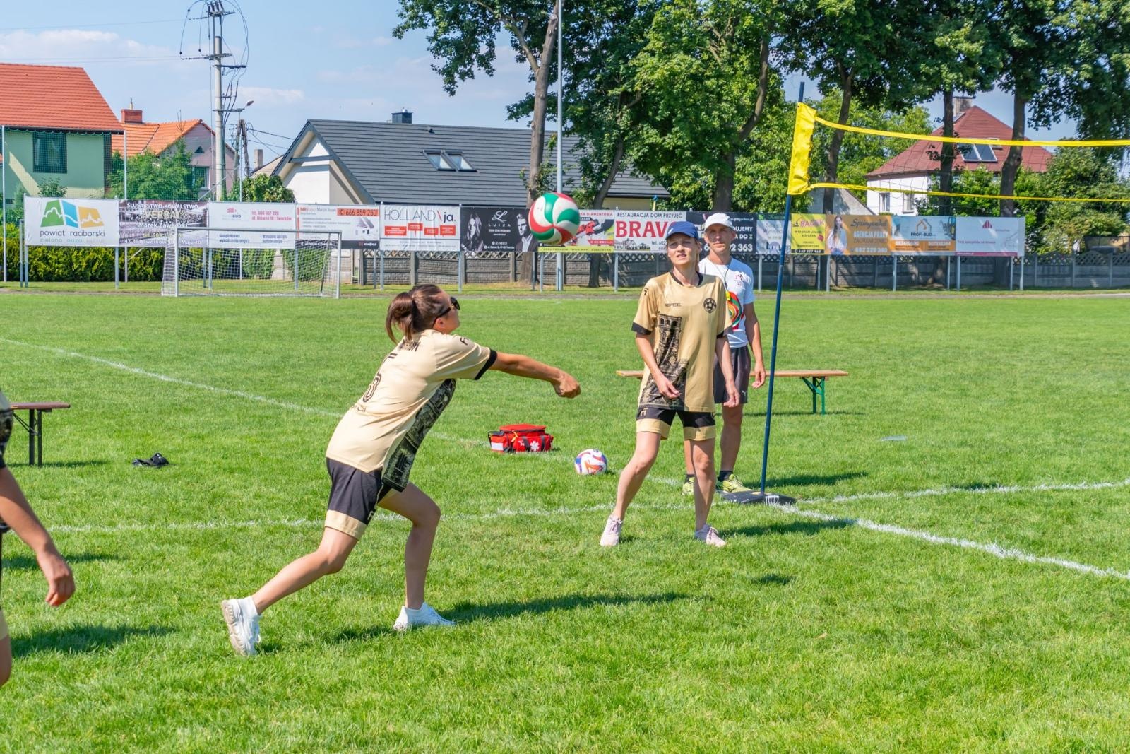 Zdjęcie w galerii na portalu naszraciborz.pl: Mamusie zagrały w siatkówkę o Puchar Sołtysa Tworkowa wiadomości z regionu