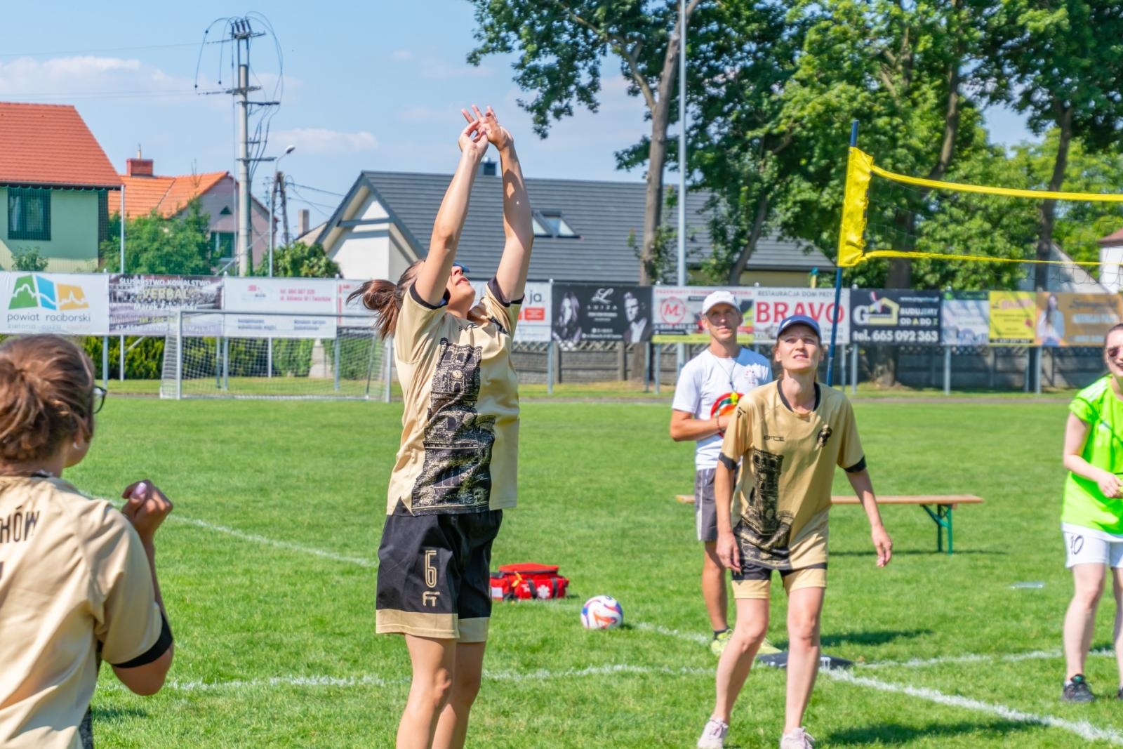 Zdjęcie w galerii na portalu naszraciborz.pl: Mamusie zagrały w siatkówkę o Puchar Sołtysa Tworkowa wiadomości z regionu