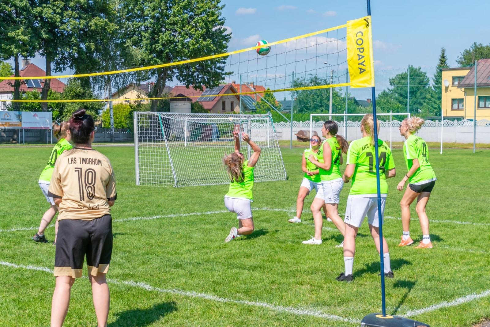 Zdjęcie w galerii na portalu naszraciborz.pl: Mamusie zagrały w siatkówkę o Puchar Sołtysa Tworkowa wiadomości z regionu