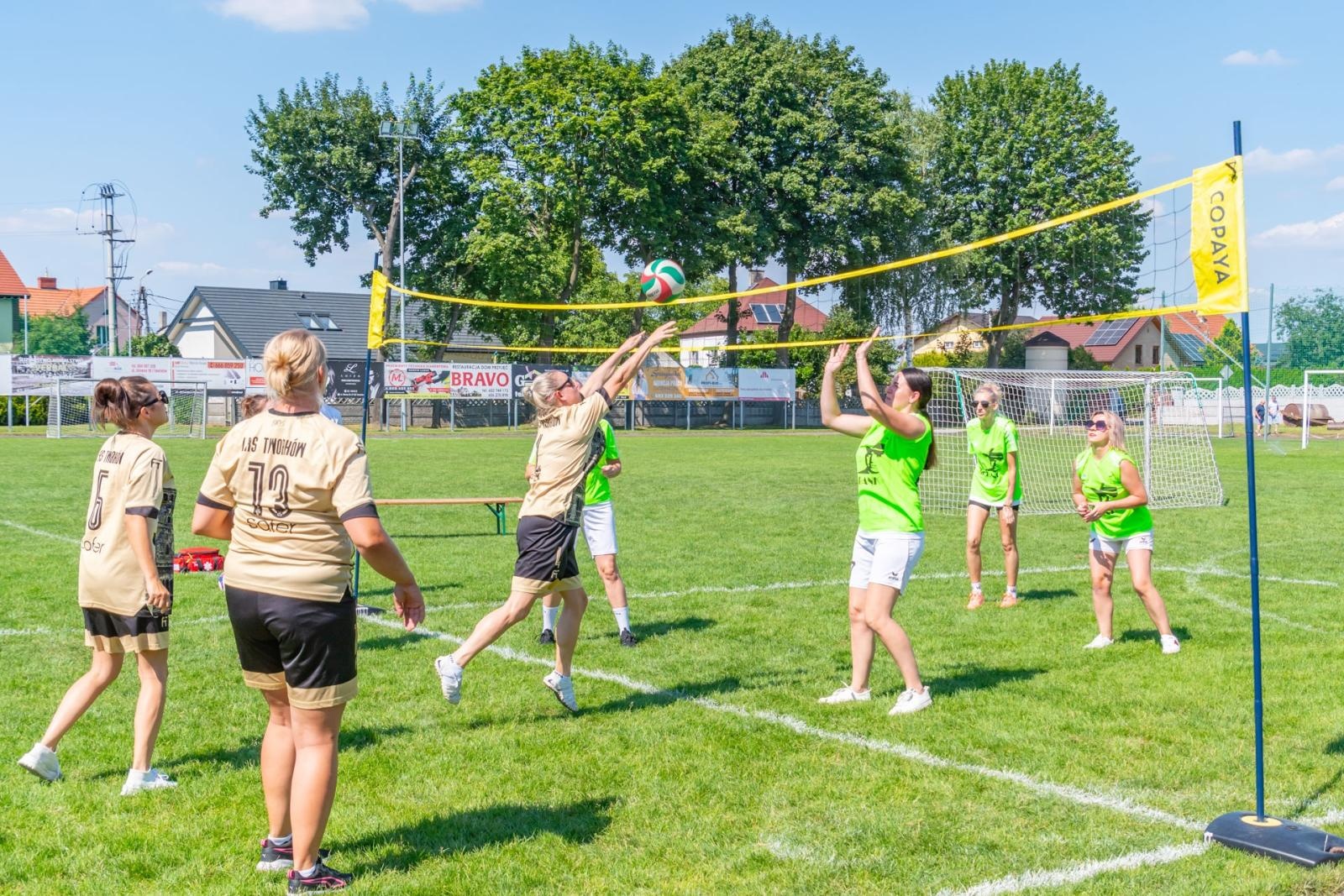 Zdjęcie w galerii na portalu naszraciborz.pl: Mamusie zagrały w siatkówkę o Puchar Sołtysa Tworkowa wiadomości z regionu