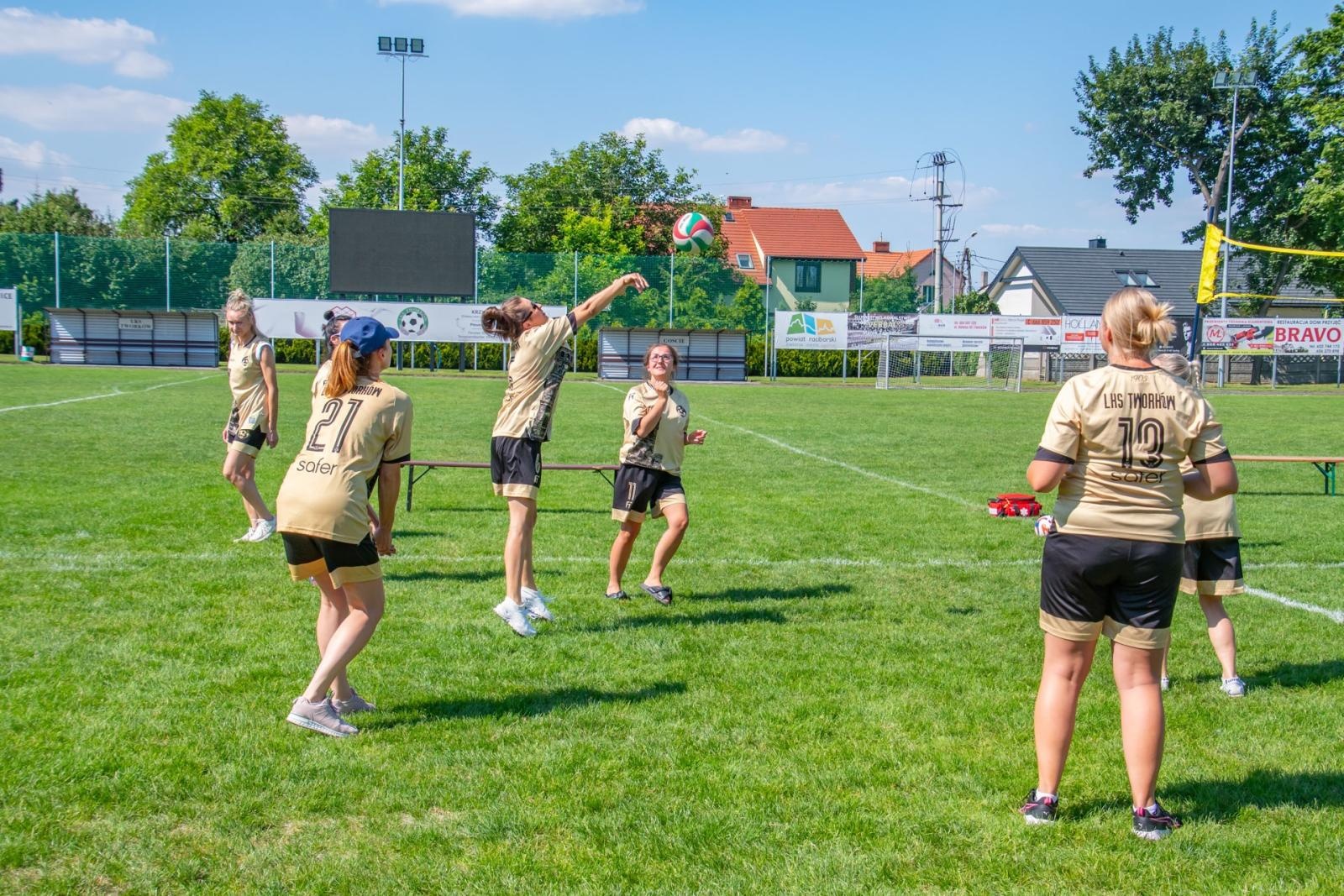 Zdjęcie w galerii na portalu naszraciborz.pl: Mamusie zagrały w siatkówkę o Puchar Sołtysa Tworkowa wiadomości z regionu