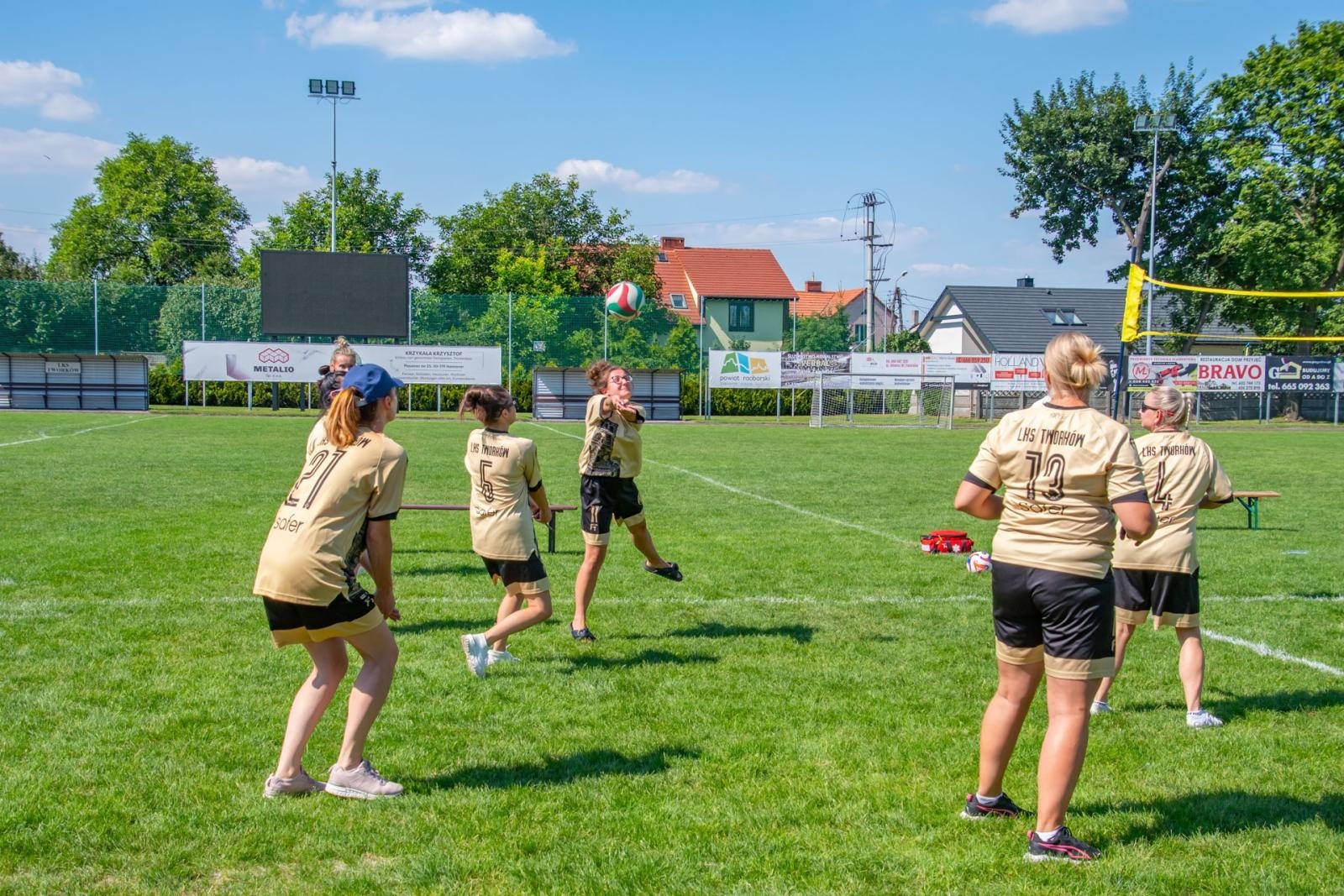 Zdjęcie w galerii na portalu naszraciborz.pl: Mamusie zagrały w siatkówkę o Puchar Sołtysa Tworkowa wiadomości z regionu