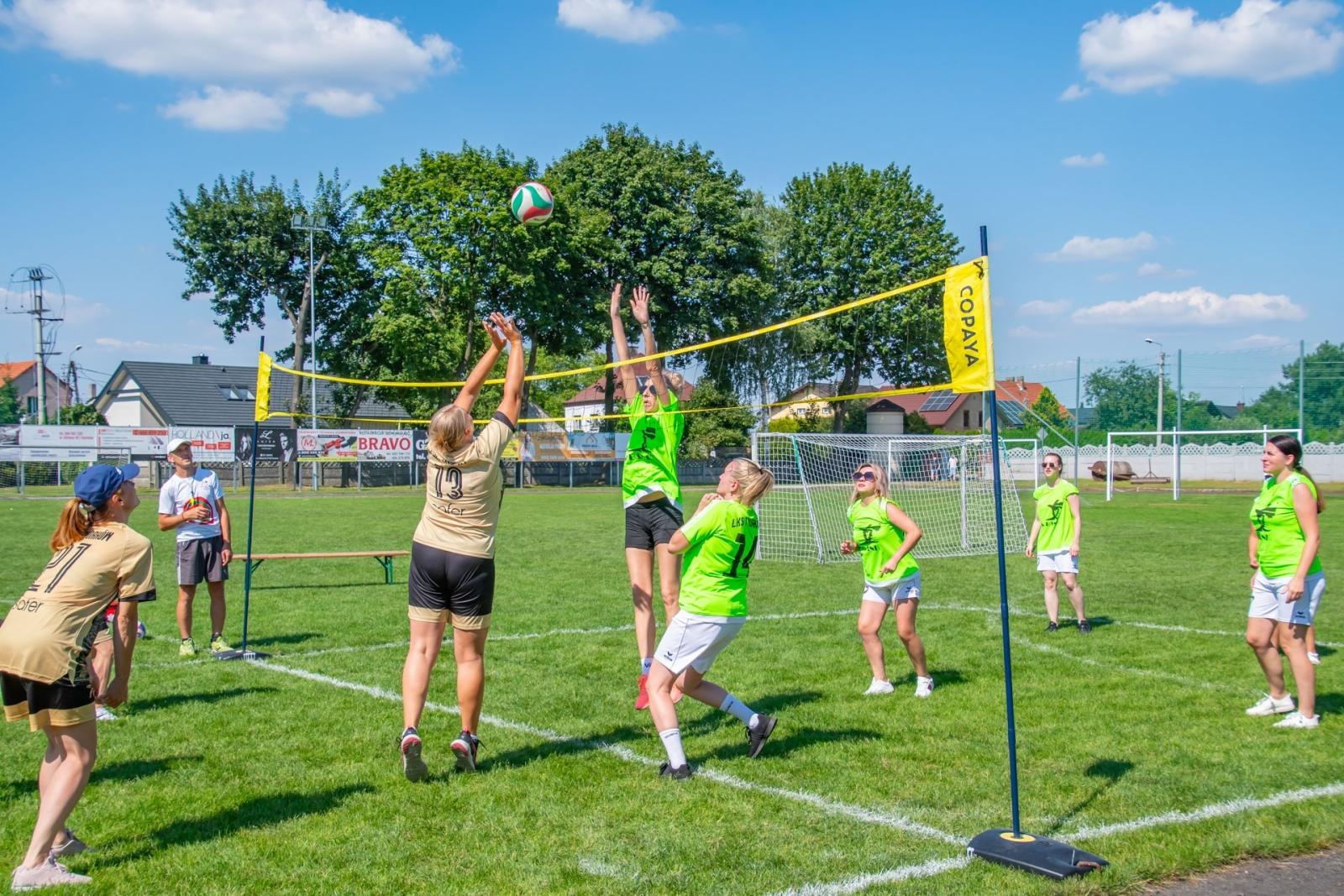 Zdjęcie w galerii na portalu naszraciborz.pl: Mamusie zagrały w siatkówkę o Puchar Sołtysa Tworkowa wiadomości z regionu