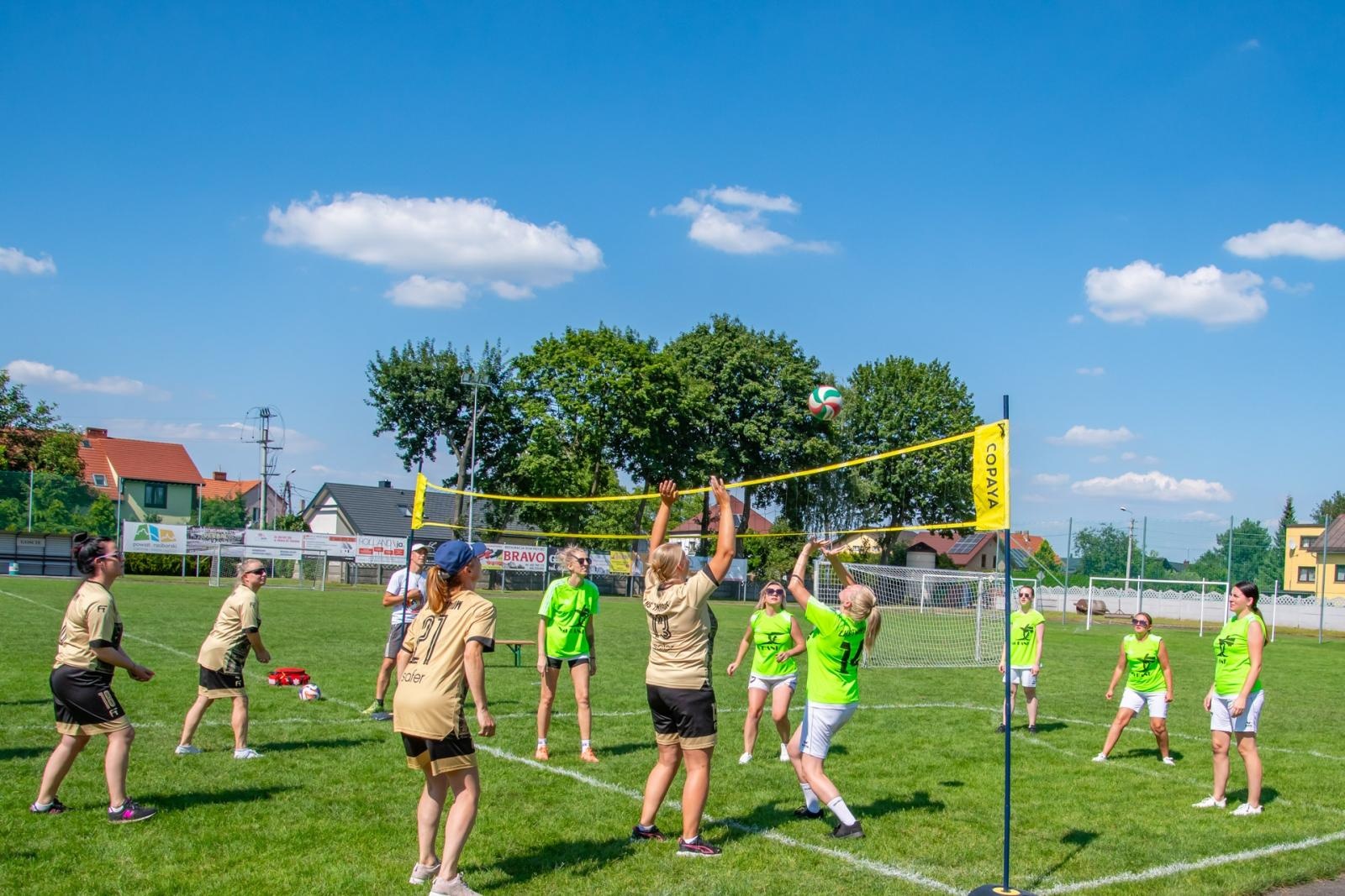 Zdjęcie w galerii na portalu naszraciborz.pl: Mamusie zagrały w siatkówkę o Puchar Sołtysa Tworkowa wiadomości z regionu