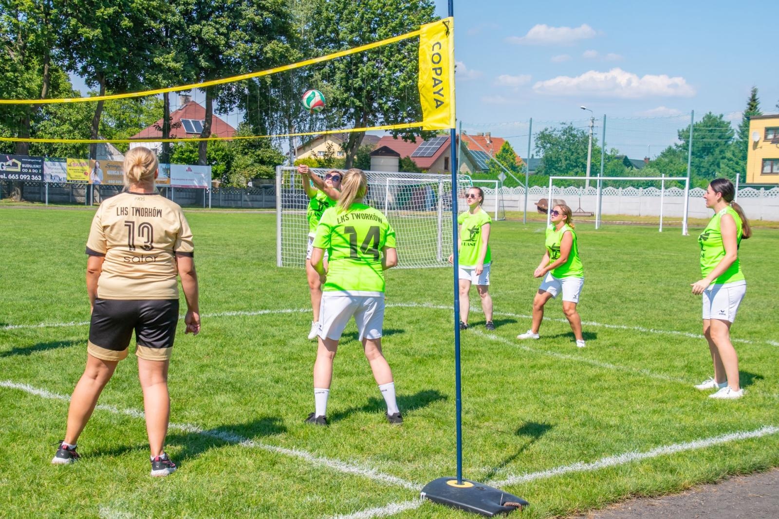 Zdjęcie w galerii na portalu naszraciborz.pl: Mamusie zagrały w siatkówkę o Puchar Sołtysa Tworkowa wiadomości z regionu