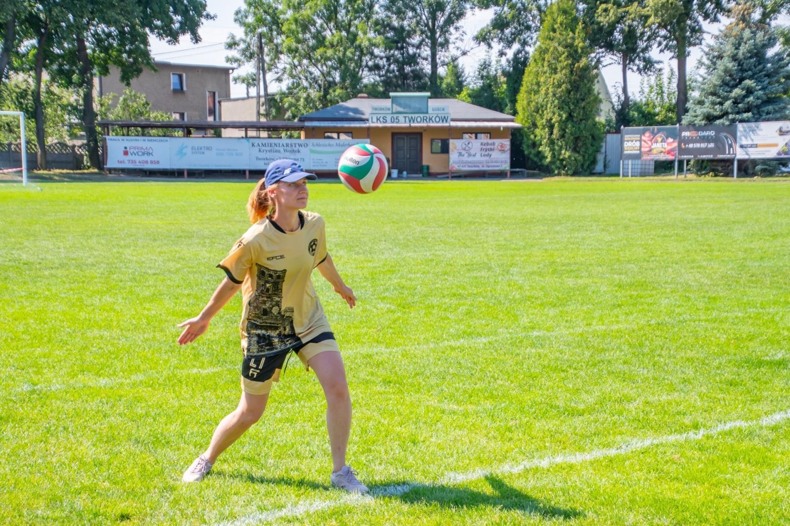 Zdjęcie w galerii na portalu naszraciborz.pl: Mamusie zagrały w siatkówkę o Puchar Sołtysa Tworkowa wiadomości z regionu