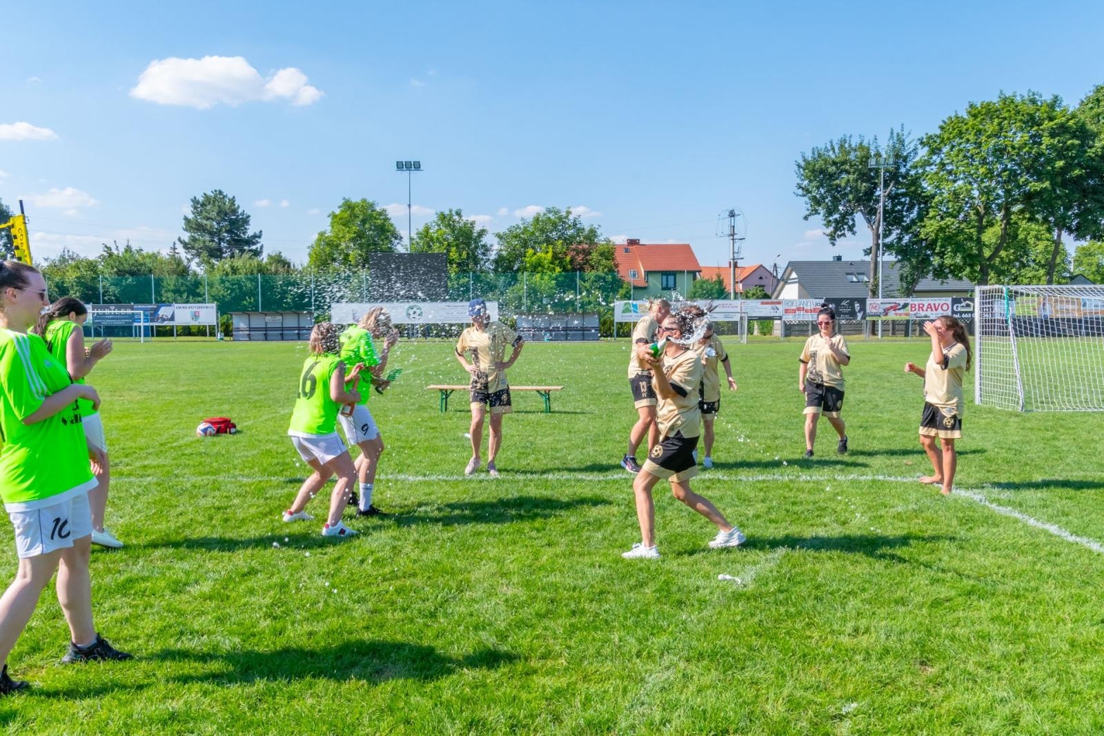 Zdjęcie w galerii na portalu naszraciborz.pl: Mamusie zagrały w siatkówkę o Puchar Sołtysa Tworkowa wiadomości z regionu