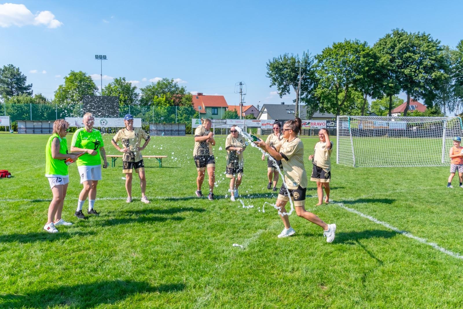 Zdjęcie w galerii na portalu naszraciborz.pl: Mamusie zagrały w siatkówkę o Puchar Sołtysa Tworkowa wiadomości z regionu