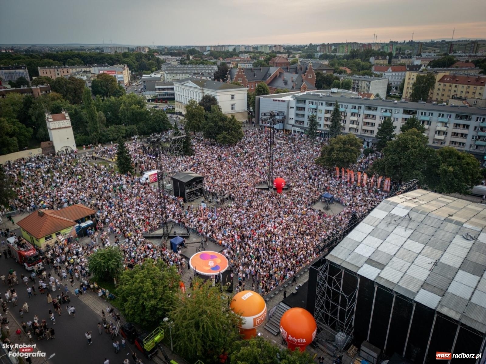 Zdjęcie w galerii na portalu naszraciborz.pl: Koncert TVP na placu Długosza okiem drona [FOTO] wiadomości z regionu