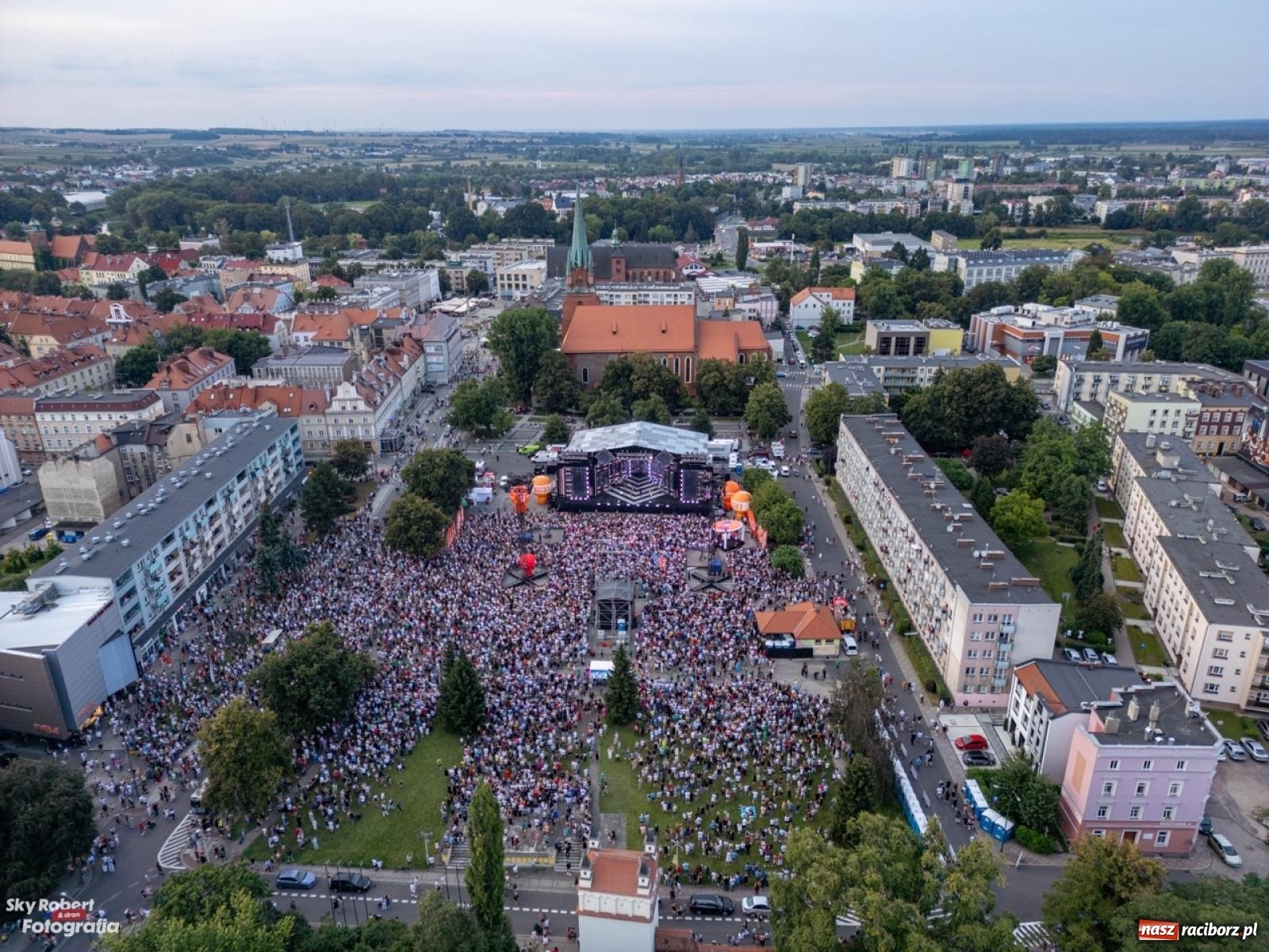 Zdjęcie w galerii na portalu naszraciborz.pl: Koncert TVP na placu Długosza okiem drona [FOTO] wiadomości z regionu